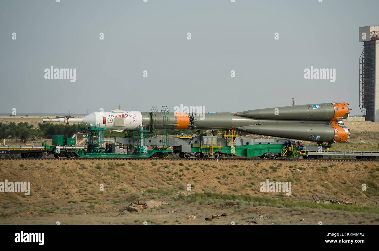 Die Sojus MS-01 Raumschiff wird durch Zug an der Startrampe auf dem Kosmodrom Baikonur, Kasachstan, Montag, 4. Juli 2016 rollte. NASA-Astronaut Kate Rubins, kosmonaut Anatoly Ivanishin der Russischen Raumfahrtbehörde Roskosmos, und der Astronaut Takuya Onishi der Japan Aerospace Exploration Agency (JAXA) wird vom Kosmodrom Baikonur in Kasachstan am Morgen des 7. Juli, Kasachisch Zeit (6. Juli Eastern Time.) Alle drei etwa vier Monate auf dem orbital Komplex verbringen, Rückkehr zur Erde im Oktober starten. Photo Credit: (NASA/Bill Ingalls) Expedition 48 Sojus Rollout (NHQ 201607040119) Stockfoto