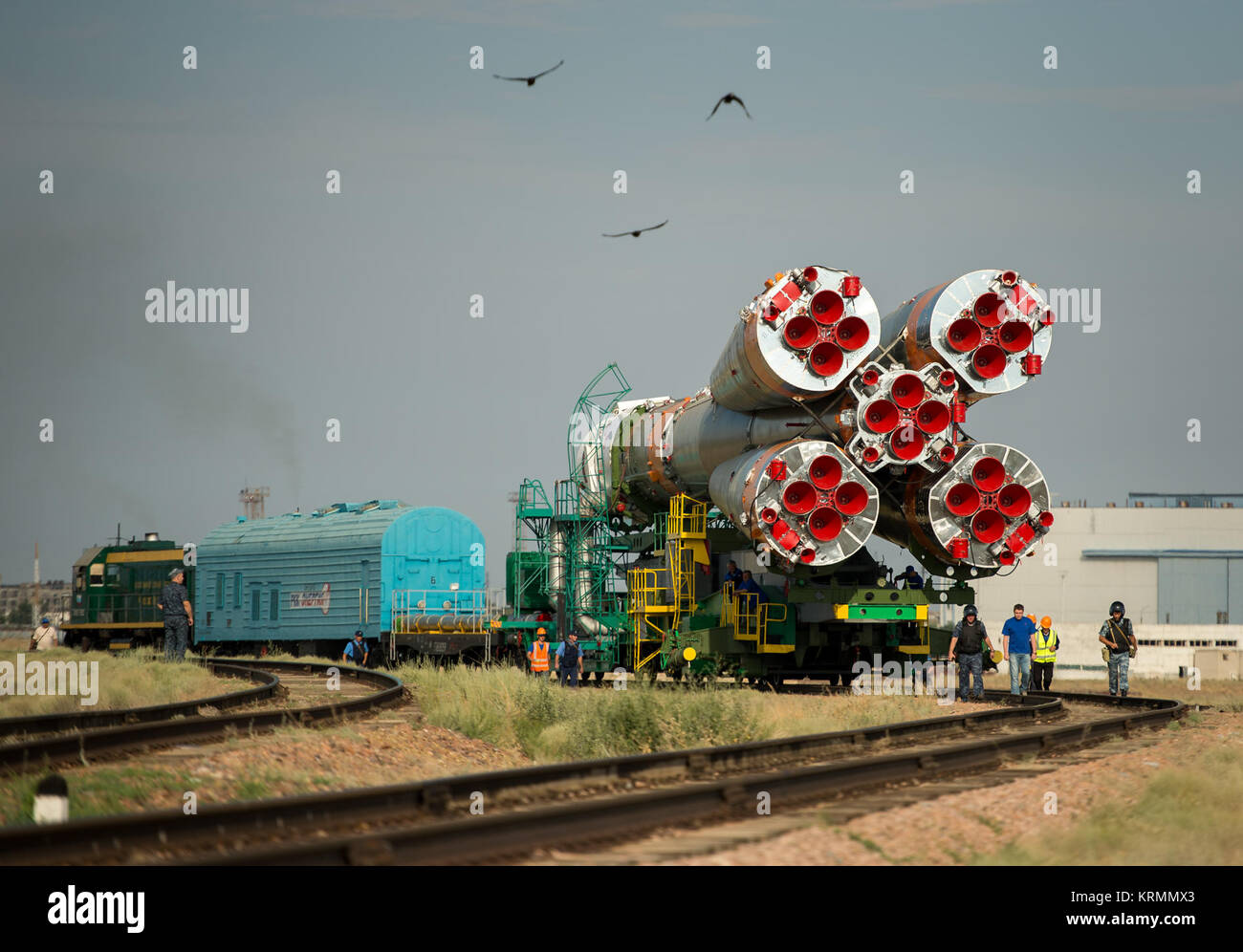 Die Sojus MS-01 Raumschiff wird durch Zug an der Startrampe auf dem Kosmodrom Baikonur, Kasachstan, Montag, 4. Juli 2016 rollte. NASA-Astronaut Kate Rubins, kosmonaut Anatoly Ivanishin der Russischen Raumfahrtbehörde Roskosmos, und der Astronaut Takuya Onishi der Japan Aerospace Exploration Agency (JAXA) wird vom Kosmodrom Baikonur in Kasachstan am Morgen des 7. Juli, Kasachisch Zeit (6. Juli Eastern Time.) Alle drei etwa vier Monate auf dem orbital Komplex verbringen, Rückkehr zur Erde im Oktober starten. Photo Credit: (NASA/Bill Ingalls) Expedition 48 Sojus Rollout (NHQ 201607040122) Stockfoto