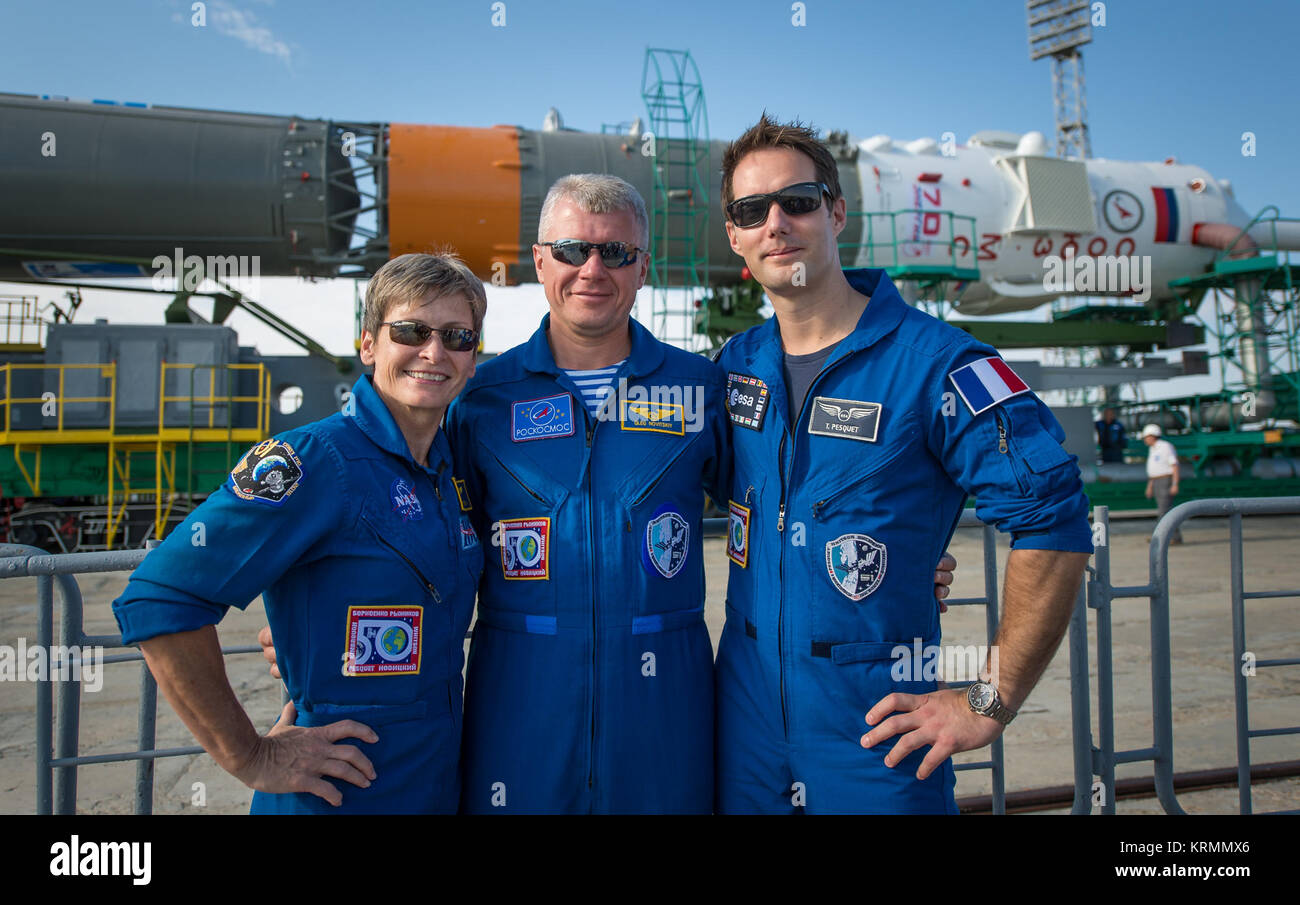 Expedition 48-49 backup Crew Mitglieder Peggy Whitson der NASA, Oleg Novitskiy von Roskosmos, Mitte, und Thomas Pesquet der Europäischen Weltraumorganisation posieren für ein Foto wie die Sojus MS-01 Raumschiff wird durch Zug an der Startrampe auf dem Kosmodrom Baikonur, Kasachstan, Montag, 4. Juli 2016 rollte. NASA-Astronaut Kate Rubins, kosmonaut Anatoly Ivanishin der Russischen Raumfahrtbehörde Roskosmos, und der Astronaut Takuya Onishi der Japan Aerospace Exploration Agency (JAXA) wird vom Kosmodrom Baikonur in Kasachstan am Morgen des 7. Juli, Kasachisch Zeit (6. Juli Eastern Time.) Alle drei wird gestartet Stockfoto