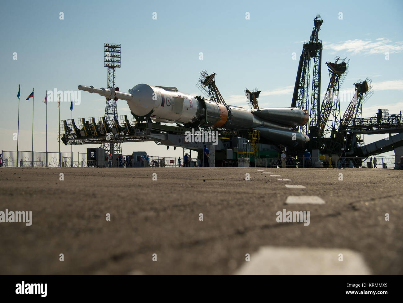 Die Arbeiter bereiten die Sojus MS-01 Raumschiff vertikal zu erheben, nachdem sie mit dem Zug zur Startrampe auf dem Kosmodrom Baikonur, Kasachstan, Montag, 4. Juli 2016 eingeführt wurde. NASA-Astronaut Kate Rubins, kosmonaut Anatoly Ivanishin der Russischen Raumfahrtbehörde Roskosmos, und der Astronaut Takuya Onishi der Japan Aerospace Exploration Agency (JAXA) wird vom Kosmodrom Baikonur in Kasachstan am Morgen des 7. Juli, Kasachisch Zeit (6. Juli Eastern Time.) Alle drei etwa vier Monate auf dem orbital Komplex verbringen, Rückkehr zur Erde im Oktober starten. Photo Credit: (NASA/Bill Ingalls) Exped Stockfoto