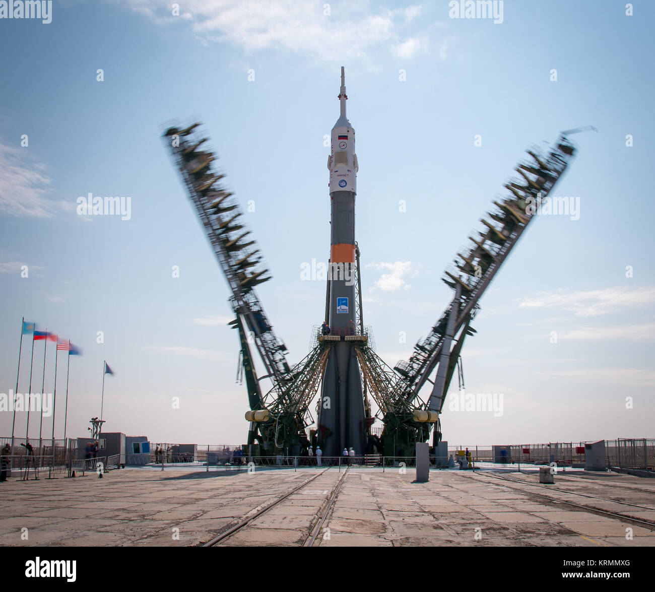 Die Sojus MS-01 Raumschiff service Struktur ist in Position bringen, nachdem die Rakete, die mit dem Zug zur Startrampe auf dem Kosmodrom Baikonur, Kasachstan, Montag, 4. Juli 2016 rollte. NASA-Astronaut Kate Rubins, kosmonaut Anatoly Ivanishin der Russischen Raumfahrtbehörde Roskosmos, und der Astronaut Takuya Onishi der Japan Aerospace Exploration Agency (JAXA) wird vom Kosmodrom Baikonur in Kasachstan am Morgen des 7. Juli, Kasachisch Zeit (6. Juli Eastern Time.) Alle drei etwa vier Monate auf dem orbital Komplex verbringen, Rückkehr zur Erde im Oktober starten. Photo Credit: (NASA/Bill Ingalls) Stockfoto