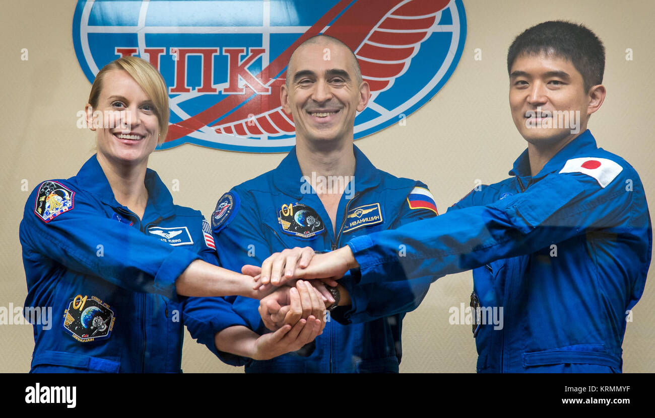 Expedition 48-49 Crewmitglieder Kate Rubins der NASA, Anatoly Ivanishin von Roskosmos, Mitte und Takuya Onishi der Japan Aerospace Exploration Agency (JAXA) posieren für ein Gruppenfoto nach der Besatzung Pressekonferenz, Mittwoch, 6. Juli 2016 bei der Kosmonaut Hotel in Baikonur, Kasachstan. Rubins, Ivanishin und Onishi wird vom Kosmodrom Baikonur in Kasachstan starten am Morgen des 7. Juli, Kasachisch Zeit (6. Juli Eastern Time.) Alle drei etwa vier Monate auf dem orbital Komplex verbringen, Rückkehr zur Erde im Oktober. Photo Credit: (NASA/Bill Ingalls) Expedition 48 Crew Presse Co Stockfoto