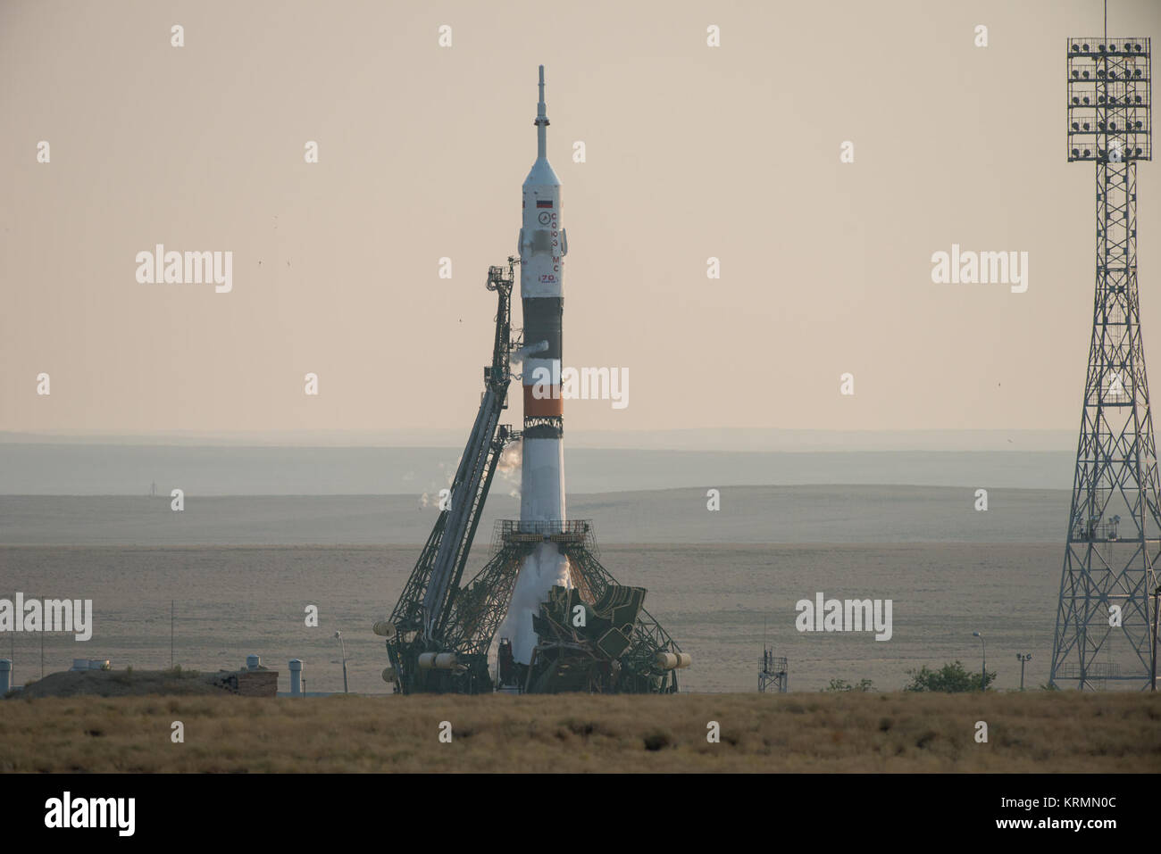 Die Sojus MS-01 Raumschiff Momente, bevor es startet vom Kosmodrom Baikonur mit Expedition 48-49 Crewmitglieder Kate Rubins der NASA, Anatoly Ivanishin von Roskosmos und Takuya Onishi der Japan Aerospace Exploration Agency (JAXA) onboard, Donnerstag, 7. Juli 2016, kasachischen Zeit (6. Juli), Baikonur, Kasachstan. Rubins, Ivanishin und Onishi wird etwa vier Monate auf dem orbital Komplex verbringen, Rückkehr zur Erde im Oktober. Photo Credit: (NASA/Bill Ingalls) Expedition 48 Starten (NHQ 201607070042) Stockfoto