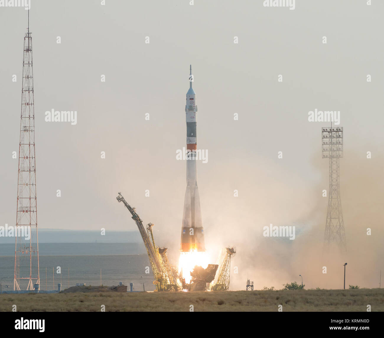 Die Sojus MS-01 Raumschiff startet vom Kosmodrom Baikonur mit Expedition 48-49 Crewmitglieder Kate Rubins der NASA, Anatoly Ivanishin von Roskosmos und Takuya Onishi der Japan Aerospace Exploration Agency (JAXA) onboard, Donnerstag, 7. Juli 2016, kasachischen Zeit (6. Juli), Baikonur, Kasachstan. Rubins, Ivanishin und Onishi wird etwa vier Monate auf dem orbital Komplex verbringen, Rückkehr zur Erde im Oktober. Photo Credit: (NASA/Bill Ingalls) Expedition 48 Starten (NHQ 201607070002) Stockfoto