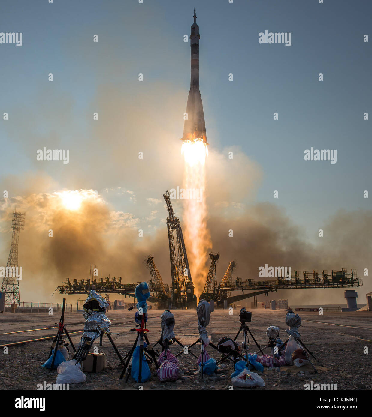 Die Sojus MS-01 Raumschiff startet vom Kosmodrom Baikonur mit Expedition 48-49 Crewmitglieder Kate Rubins der NASA, Anatoly Ivanishin von Roskosmos und Takuya Onishi der Japan Aerospace Exploration Agency (JAXA) onboard, Donnerstag, 7. Juli 2016, kasachischen Zeit (6. Juli), Baikonur, Kasachstan. Rubins, Ivanishin und Onishi wird etwa vier Monate auf dem orbital Komplex verbringen, Rückkehr zur Erde im Oktober. Photo Credit: (NASA/Bill Ingalls) Expedition 48 Starten (NHQ 201607070012) Stockfoto