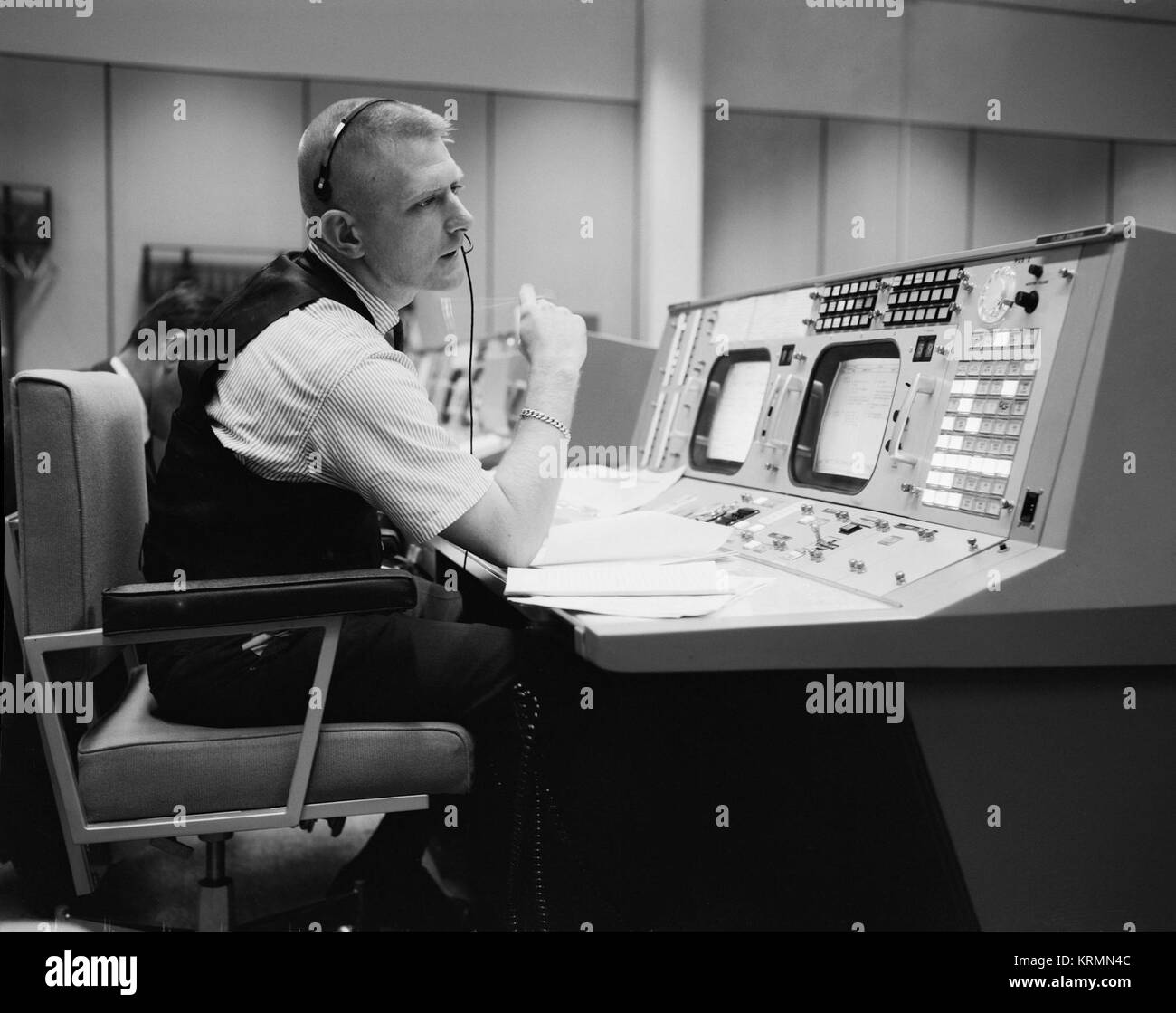 Eugene F. Kranz an seiner Konsole bei der NASA Mission Control Center - Original Stockfoto