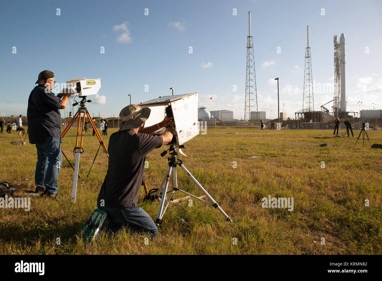 Foto Journalisten Einrichten Kameras das Abheben auf die Aufzeichnung einer SpaceX Falcon 9 (28345458336) Stockfoto