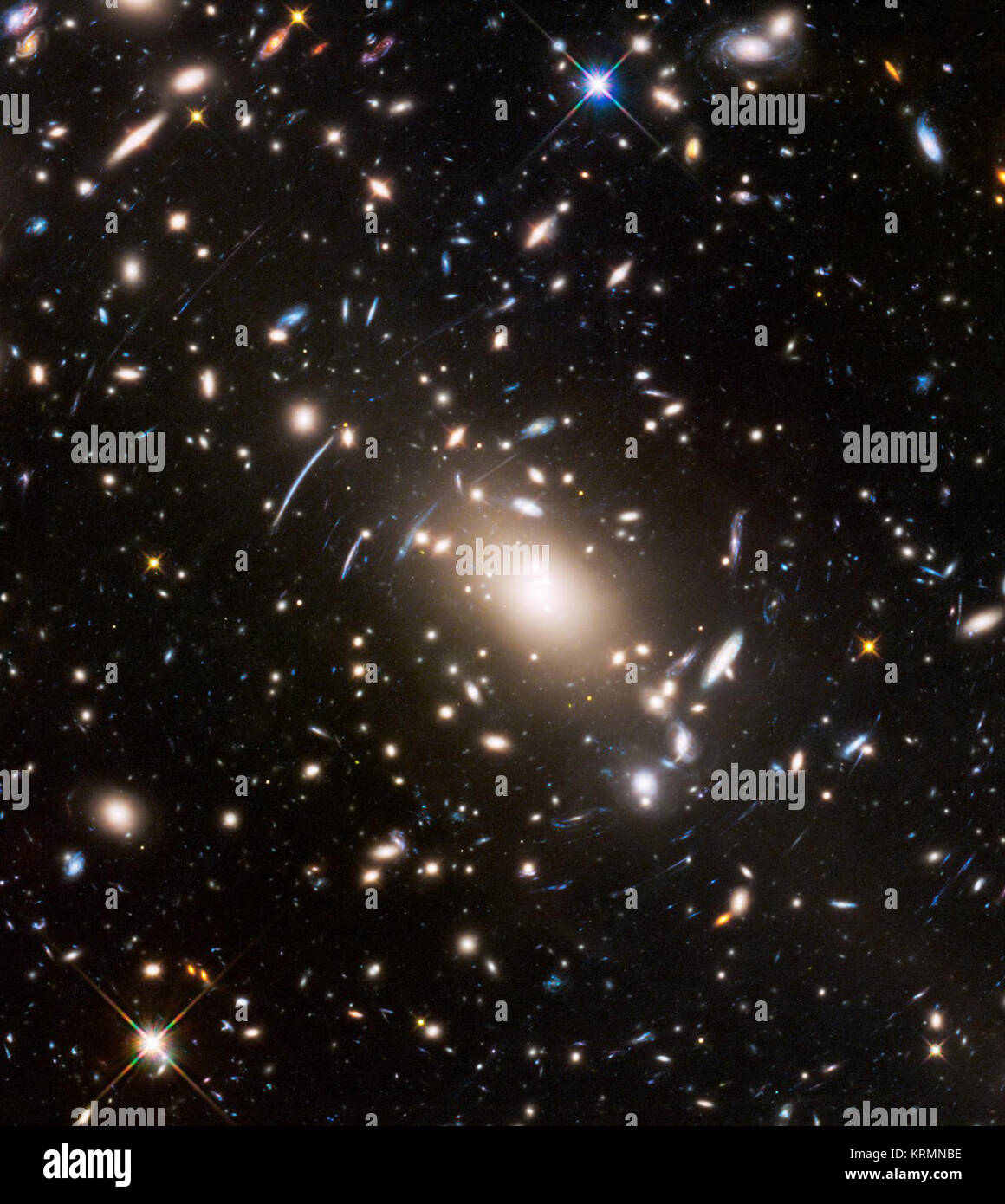 Abell S1063, ein Galaxienhaufen, wurde von der NASA/ESA Hubble Space Telescope als Teil der Grenze programm Felder beobachtet. Die große Masse der Cluster fungiert als kosmische Lupe und vergrößert noch mehr ferne Galaxien, so dass sie hell genug werden für Hubble zu sehen. Abell S1063 Stockfoto