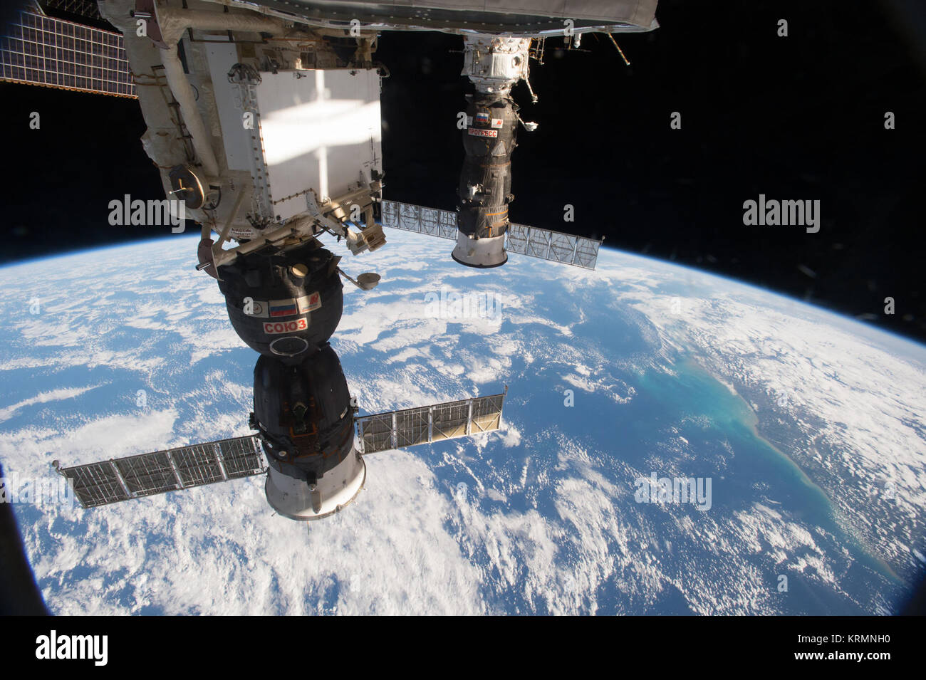 ISS-48 Sojus MS-01 und MS-03 angedockt an die ISS über Brasilien Stockfoto