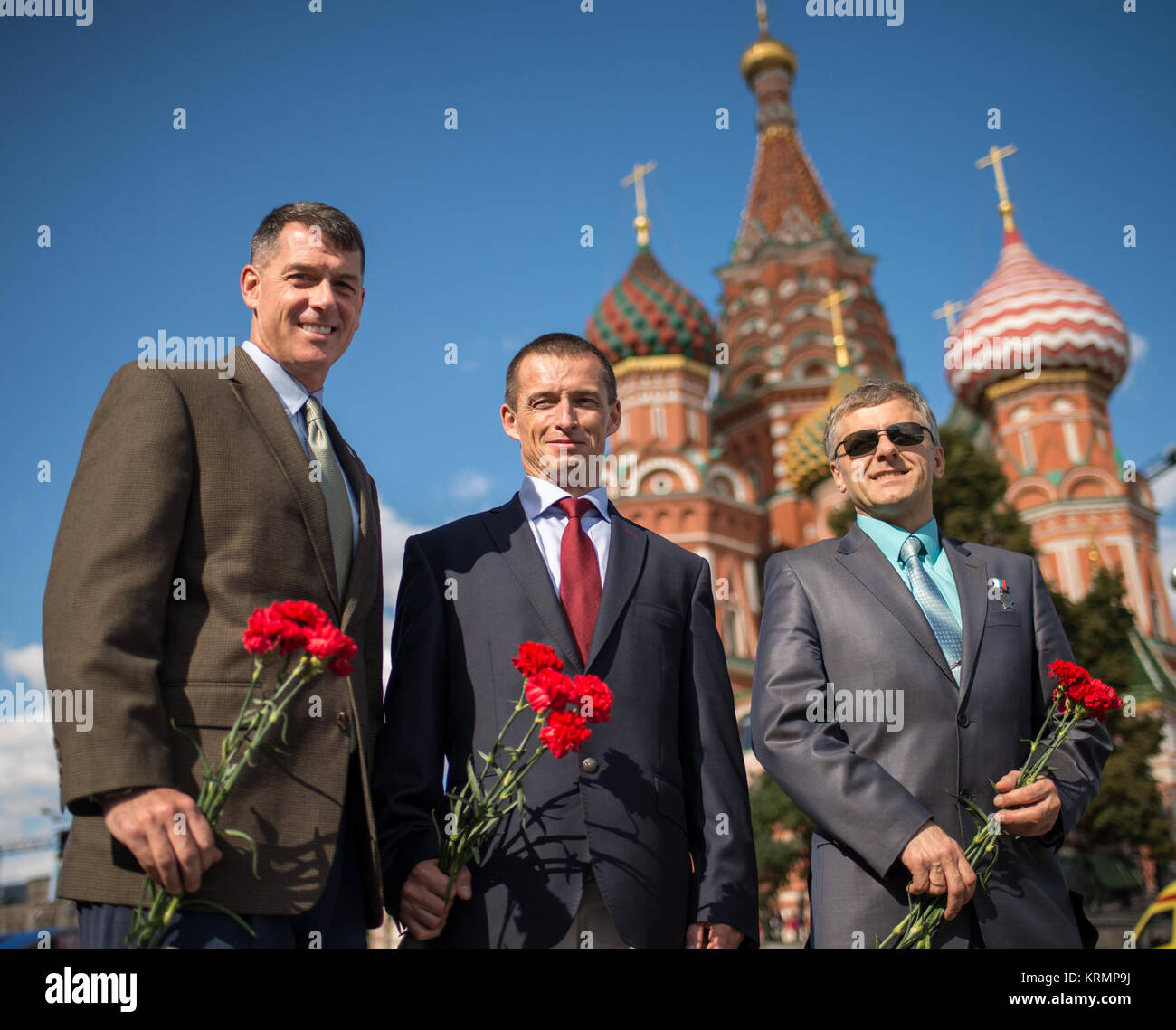 Expedition 49 NASA-Astronaut Shane Kimbrough, Links, dem russischen Kosmonauten Sergej Ryzhikov von Roskosmos, Mitte und der russische Kosmonaut Andrey Borisenko von roskosmos besuchen Sie den Roten Platz Rosen am Standort, an dem russischen Raum Symbole als Teil der traditionellen Start Zeremonien beigesetzt sind, Donnerstag, Sept. 1, 2016 in Moskau zu legen. Photo Credit: (NASA/Bill Ingalls) Expedition 49 Red Square besuchen (NHQ 201609010007) Stockfoto