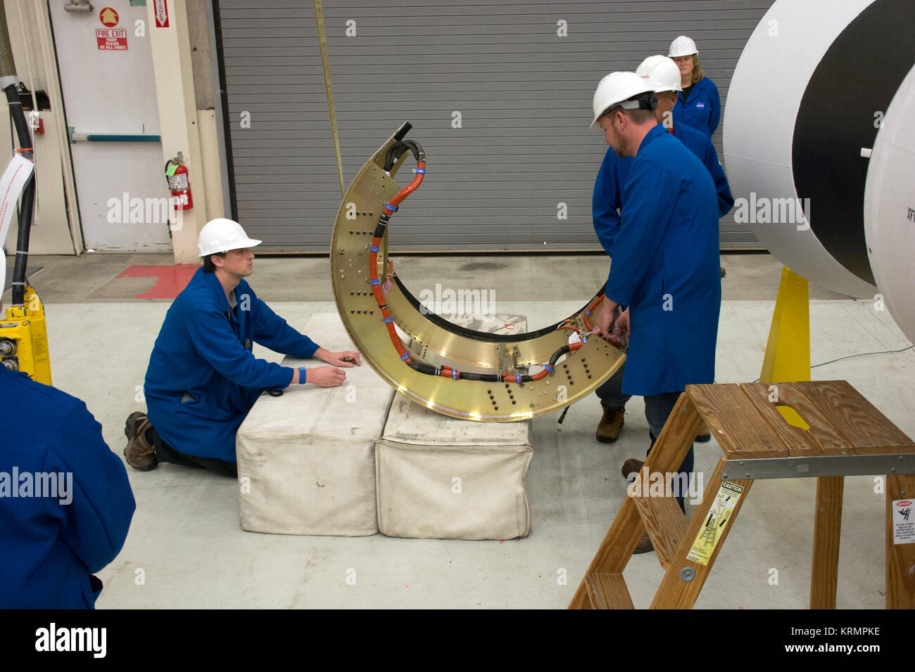 In Gebäude 1555 auf der Vandenberg Air Force Base in Kalifornien, Techniker und Ingenieure, installieren Sie die erste Etappe nach Rock auf der orbitalen ATK Pegasus XL Rakete, die acht NASA Cyclone Global Navigation Satellite System, oder CYGNSS, Raumfahrzeuge. Vorbereitungen am Vandenberg, die Rakete abgeschlossen, mit CYGNSS in ihrer Nutzlastverkleidung, wird dem Orbital ATK L-1011 Träger Flugzeuge angebracht werden und zum Kennedy Space Center der NASA in Florida transportiert. Am Dez. 12, 2016, den Träger Flugzeuge wird voraussichtlich aus dem Kompaktlader Streifen der Cape Canaveral Air Force Station und CYGN zu nehmen Stockfoto