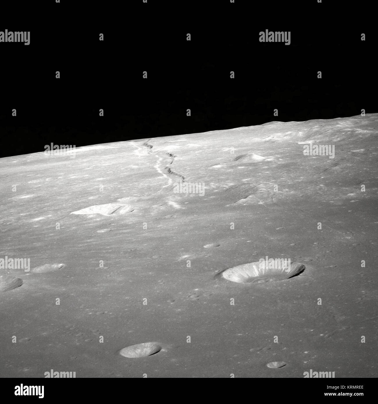 Eine hohe vorwärts Schrägansicht der Rima Ariadaeus auf dem Mond, wie sie von der Apollo 10 Astronauten im Mai 1969 fotografiert. Mittelpunktskoordinaten werden bei 17 Grad, 5 Minuten östlicher Länge und 5 Grad, 0 Minuten nördlicher Breite befindet. Eine der Apollo 10-Astronauten Ziel, einen Handheld 70-mm-Kamera an der Oberfläche von Lunar Orbit für eine Serie von Bildern in diesem Bereich. NASA Bezeichner: GPN -2000-001484 der Lunar Gliedmaße (8252445443) Stockfoto