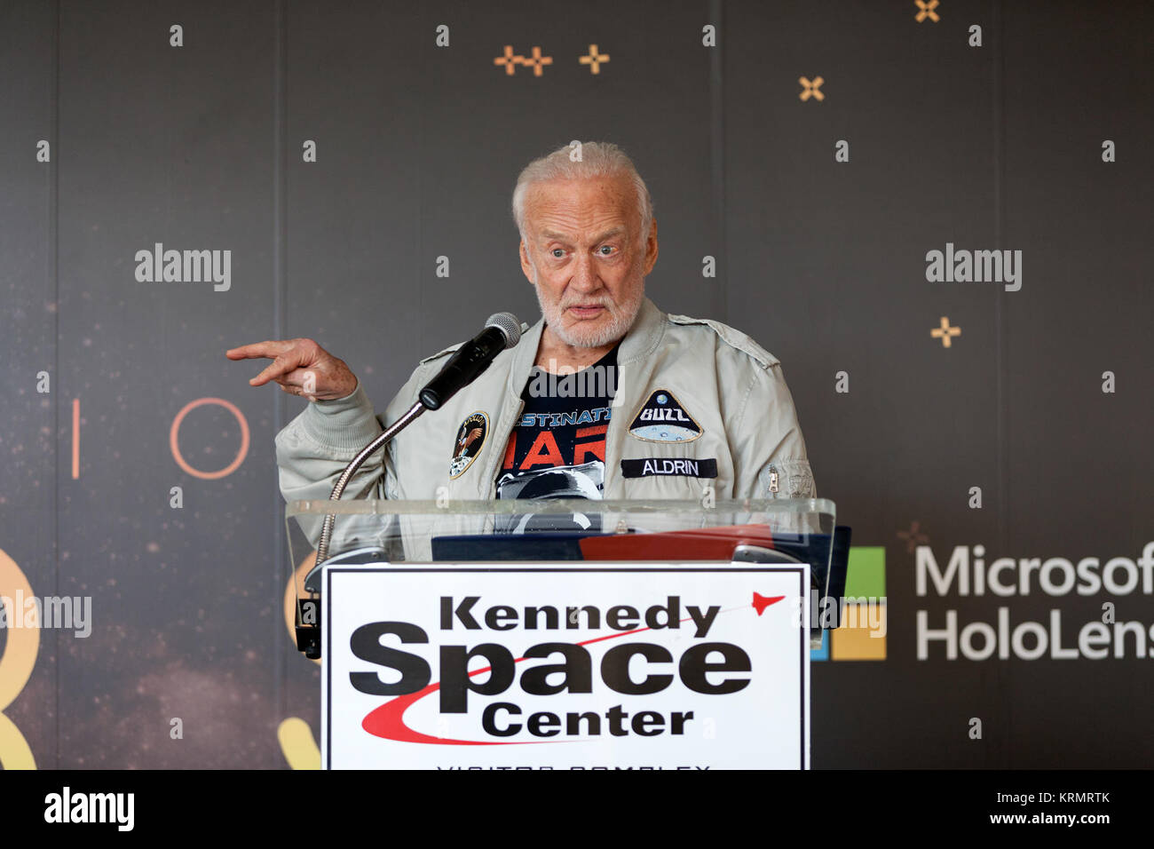 Apollo 11 Astronaut Buzz Aldrin spricht für die Mitglieder der Medien während eine Vorschau auf das neue Ziel: Mars Erfahrung im Kennedy Space Center Visitor Komplex. Reiseziel: Mars gibt Gästen die Möglichkeit, zu "besuchen" mehrere Standorte auf dem Mars mit echten Bildern aus Neugier der NASA Mars Rover. Auf OnSight, ein Werkzeug, das von Jet Propulsion Laboratory der NASA in Pasadena, Kalifornien, erstellt auf der Grundlage der Erfahrung bringt die Gäste zusammen mit einem holographischen Version von Aldrin, da sie sich auf Mars sind geführte mit Microsoft HoloLens mixed reality Headset. Photo Credit: NASA/Charles Babir Apollo 11 Astronaut B Stockfoto
