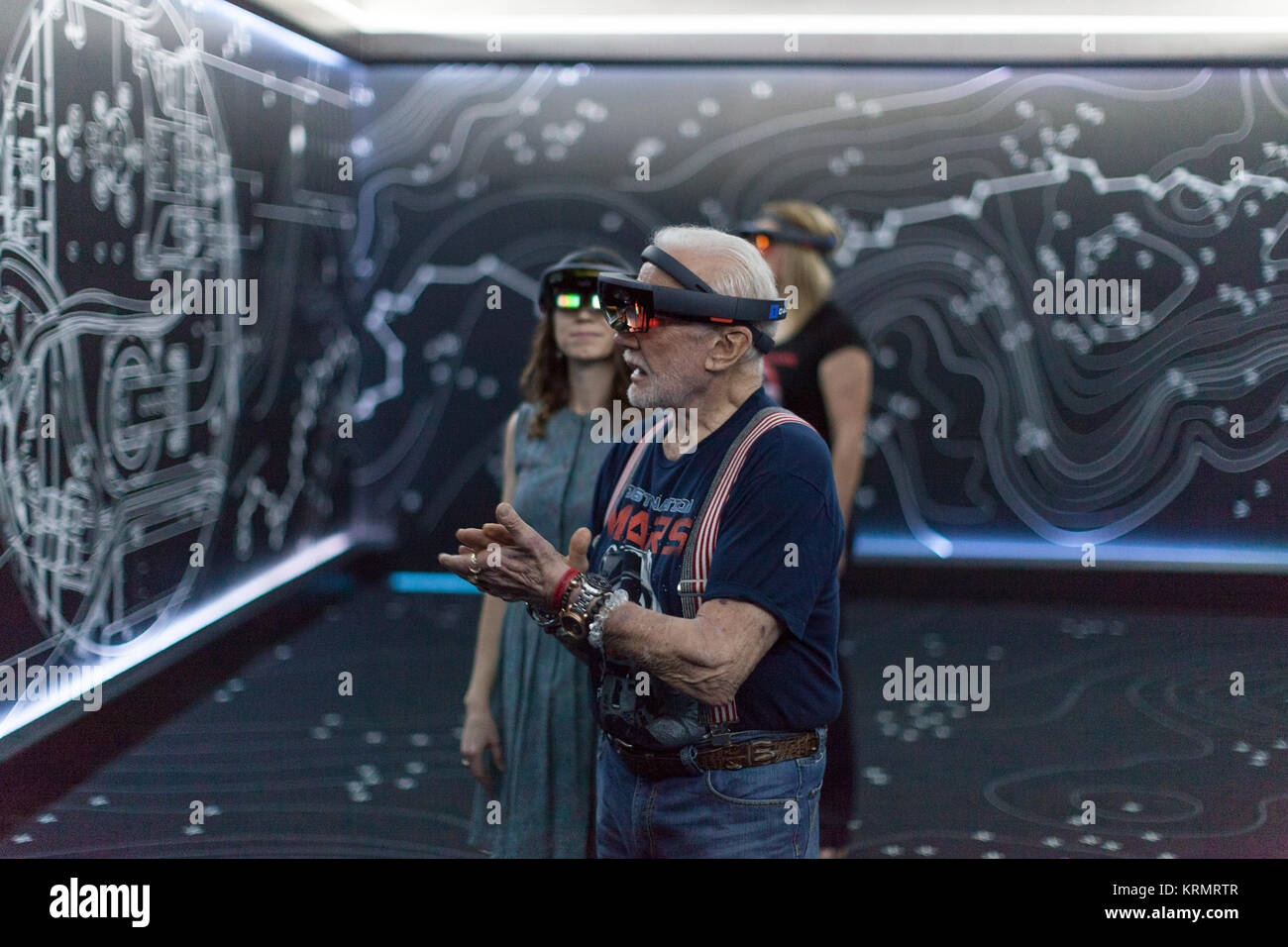 Apollo-11-Astronaut Buzz Aldrin, rechts und Erisa Hines des Jet Propulsion Laboratory (JPL) der NASA in Pasadena, Kalifornien, sprechen die Mitglieder der Medien während eine Vorschau auf das neue Ziel: Mars Erfahrung im Kennedy Space Center Visitor Komplex. Reiseziel: Mars gibt Gästen die Möglichkeit, zu "besuchen" mehrere Standorte auf dem Mars mit echten Bildern aus Neugier der NASA Mars Rover. Auf OnSight, ein Tool von JPL erstellt, die Erfahrung bringt die Gäste zusammen mit einem holographischen Version von Aldrin und Neugier rover Fahrer Hines, da sie sich auf Mars sind geführte mit Microsoft HoloLens gemischt re Stockfoto