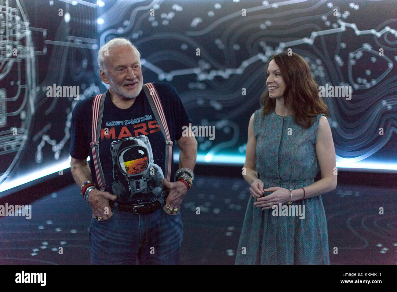 Apollo-11-Astronaut Buzz Aldrin, Links und Erisa Hines des Jet Propulsion Laboratory (JPL) der NASA in Pasadena, Kalifornien, sprechen die Mitglieder der Medien während eine Vorschau auf das neue Ziel: Mars Erfahrung im Kennedy Space Center Visitor Komplex. Reiseziel: Mars gibt Gästen die Möglichkeit, zu "besuchen" mehrere Standorte auf dem Mars mit echten Bildern aus Neugier der NASA Mars Rover. Auf OnSight, ein Tool von JPL erstellt, die Erfahrung bringt die Gäste zusammen mit einem holographischen Version von Aldrin und Neugier rover Fahrer Hines, da sie sich auf Mars sind geführte mit Microsoft HoloLens gemischt Rea Stockfoto