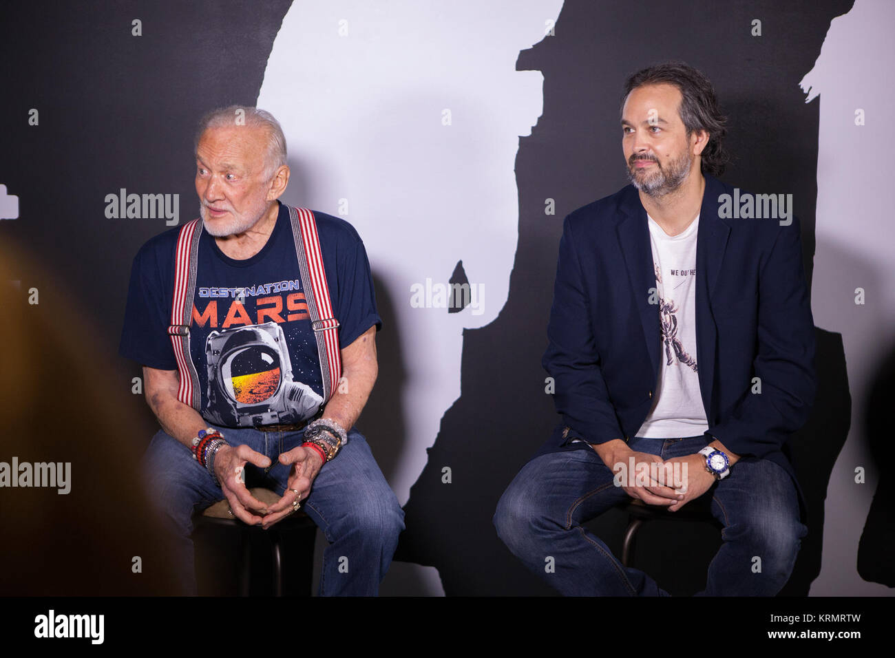 Apollo-11-Astronaut Buzz Aldrin, Links, und Kudo Tsunoda von Microsoft, sprechen Sie mit den Mitgliedern der Medien während eine Vorschau auf das neue Ziel: Mars Erfahrung im Kennedy Space Center Visitor Komplex. Reiseziel: Mars gibt Gästen die Möglichkeit, zu "besuchen" mehrere Standorte auf dem Mars mit echten Bildern aus Neugier der NASA Mars Rover. Auf OnSight, ein Werkzeug, das von Jet Propulsion Laboratory der NASA in Pasadena, Kalifornien, erstellt auf der Grundlage der Erfahrung bringt die Gäste zusammen mit einem holographischen Version von Aldrin, da sie sich auf Mars sind geführte mit Microsoft HoloLens mixed reality Headset. Photo Credit: NAS Stockfoto