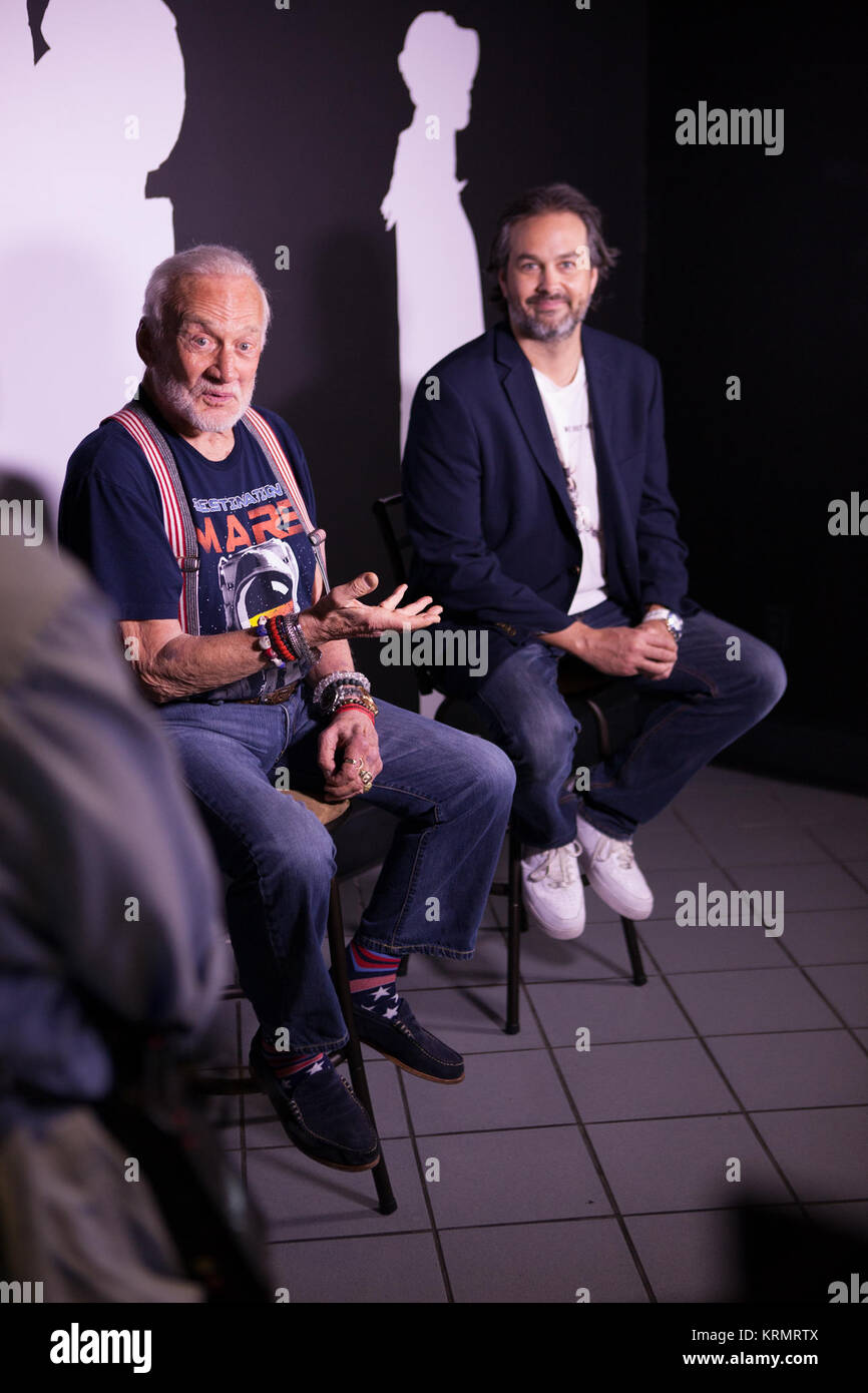Apollo-11-Astronaut Buzz Aldrin, Links, und Kudo Tsunoda von Microsoft, sprechen Sie mit den Mitgliedern der Medien während eine Vorschau auf das neue Ziel: Mars Erfahrung im Kennedy Space Center Visitor Komplex. Reiseziel: Mars gibt Gästen die Möglichkeit, zu "besuchen" mehrere Standorte auf dem Mars mit echten Bildern aus Neugier der NASA Mars Rover. Auf OnSight, ein Werkzeug, das von Jet Propulsion Laboratory der NASA in Pasadena, Kalifornien, erstellt auf der Grundlage der Erfahrung bringt die Gäste zusammen mit einem holographischen Version von Aldrin, da sie sich auf Mars sind geführte mit Microsoft HoloLens mixed reality Headset. Photo Credit: NAS Stockfoto