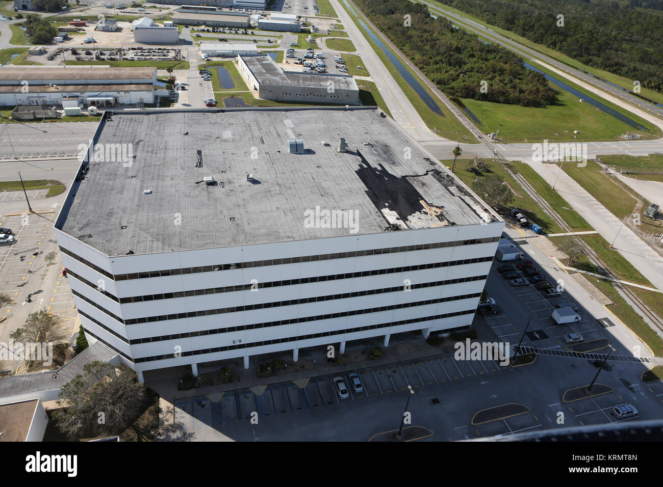 KSC Schadensbewertung und Recovery Team Umfragen der Schaden im Kennedy Space Center am 8. Oktober nach dem Hurrikan Matthew. Hurricane Matthew Kennedy Space Center Schäden 3. Stockfoto