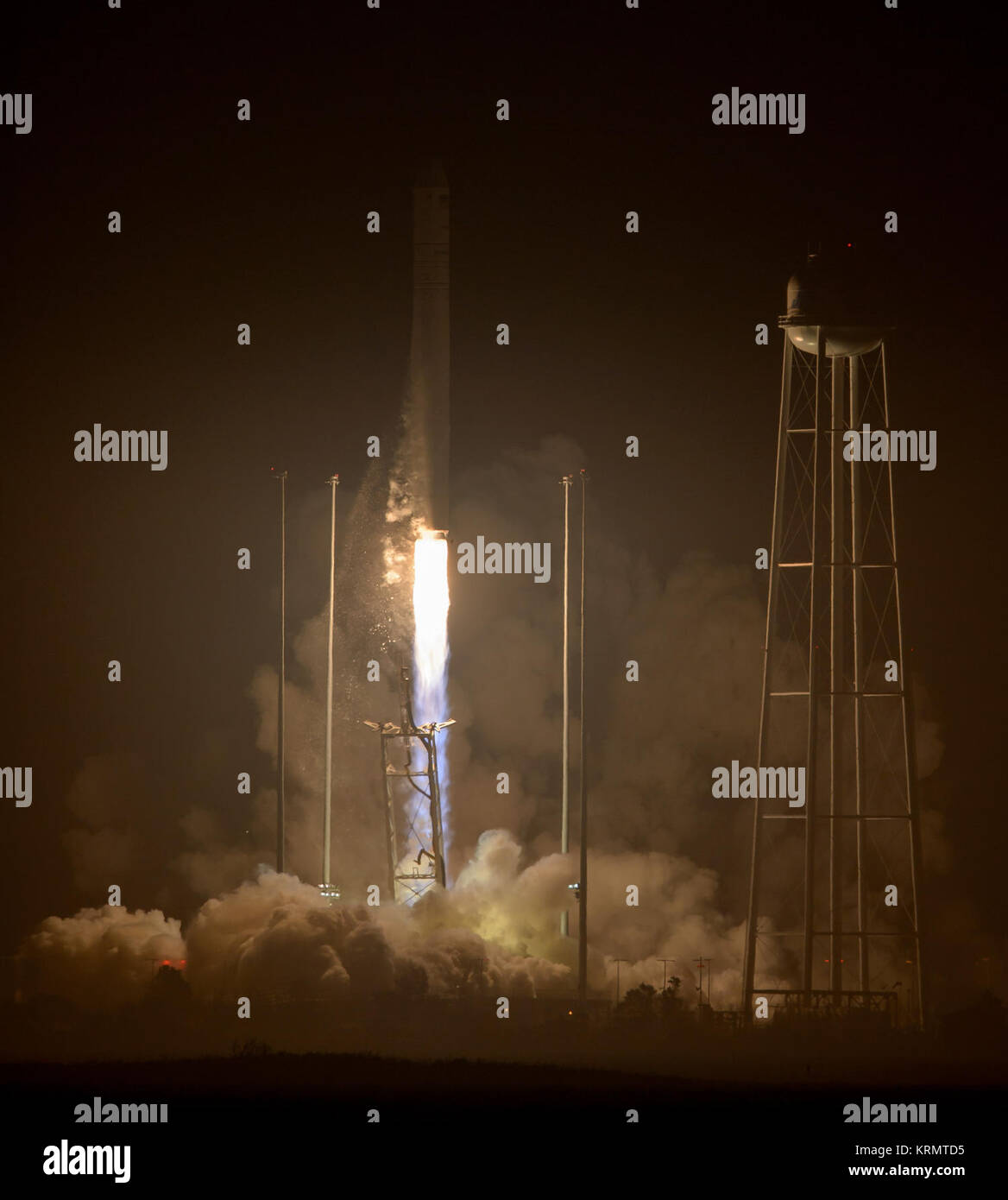 Die Orbital ATK Antares Rakete, mit der Cygnus Raumfahrzeug onboard, startet von Pad-0, Montag, 17. Okt. 2016 der NASA Wallops Flight Facility in Virginia. 6 von Orbital resupply ATK vertraglich vereinbarten Fracht mit der NASA Mission zur Internationalen Raumstation ist mit über 5.100 Pfund von Wissenschaft und Forschung, Besatzung und Fahrzeug Hardware an die orbitale Labor- und seiner Besatzung. Photo Credit: (NASA/Bill Ingalls) Antares Rocket Launch (NHQ 201610170104) Stockfoto