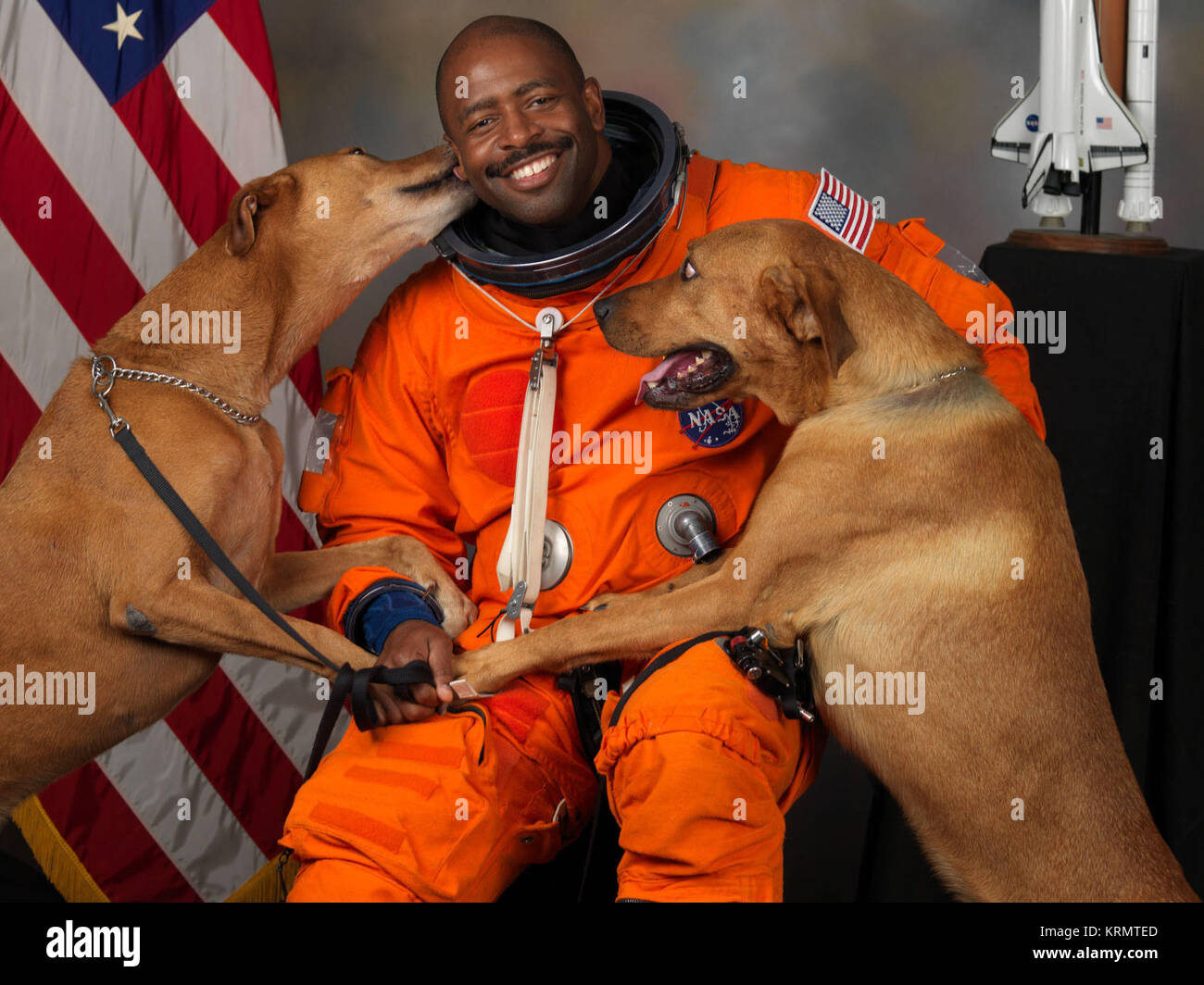 Leland Melvin mit seinen Hunden, Jake und Scout. "Ich habe sie in der NASA snuck dieses Bild zu erhalten", sagt Melvin NASA-Astronaut - Leland-D-Melvin-mit-seinen-hunde-Jake-und-Scout-Daumen-560x448 Stockfoto