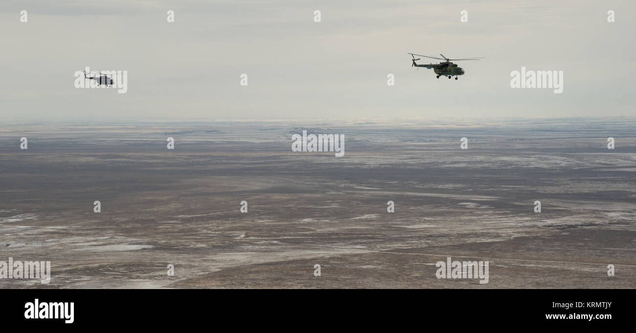 Russische Such- und Rettungsmannschaften fliegen nach Zhezkazgan, Kasachstan für die Vorbereitung auf die Sojus MS-01 Landung mit Expedition 49 Crew Mitglieder der NASA-Astronaut Kate Rubins, Russischer Kosmonaut Anatoly Ivanishin von Roskosmos, und der Astronaut Takuya Onishi der Japan Aerospace Exploration Agency (JAXA) Samstag, Oktober 29, 2016 (Kasachisch Zeit). Rubins, Ivanishin und Onishi Rückkehr nach 115 Tagen im Weltraum, wo sie dienten als Mitglieder der Expedition 48 und 49 Crews der Internationalen Raumstation an Bord. Photo Credit: (NASA/Bill Ingalls) Expedition 49 Landung Vorbereitung (NHQ 201610290003) Stockfoto