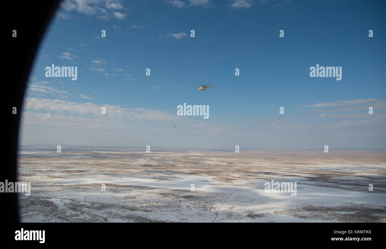 Russische Such- und Rettungsmannschaften fliegen nach Zhezkazgan, Kasachstan für die Vorbereitung auf die Sojus MS-01 Landung mit Expedition 49 Crew Mitglieder der NASA-Astronaut Kate Rubins, Russischer Kosmonaut Anatoly Ivanishin von Roskosmos, und der Astronaut Takuya Onishi der Japan Aerospace Exploration Agency (JAXA) Samstag, Oktober 29, 2016 (Kasachisch Zeit). Rubins, Ivanishin und Onishi Rückkehr nach 115 Tagen im Weltraum, wo sie dienten als Mitglieder der Expedition 48 und 49 Crews der Internationalen Raumstation an Bord. Photo Credit: (NASA/Bill Ingalls) Expedition 49 Landung Vorbereitung (NHQ 201610290004) Stockfoto
