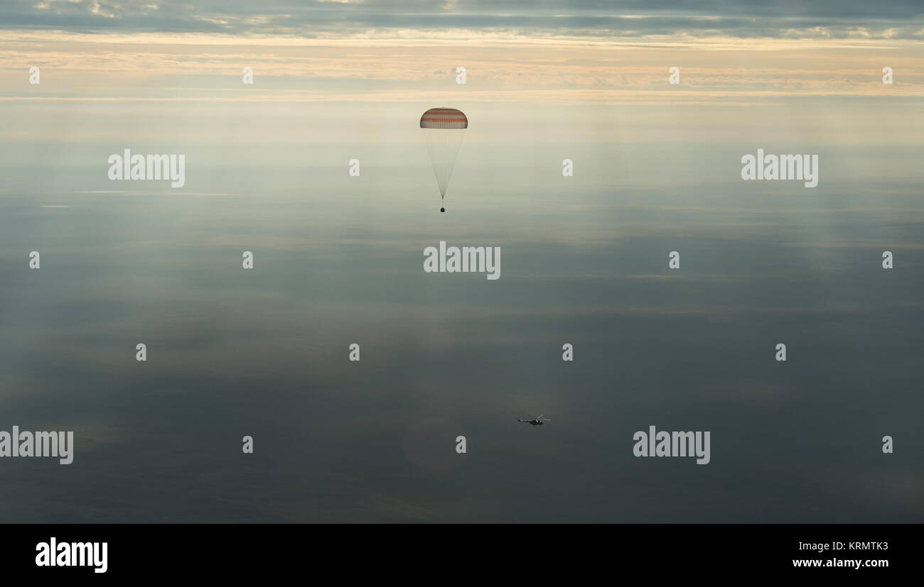 Die Sojus MS-01 Raumschiff wird gesehen, wie es landet mit Expedition 49 Crew Mitglieder der NASA-Astronaut Kate Rubins, Russischer Kosmonaut Anatoly Ivanishin von Roskosmos, und der Astronaut Takuya Onishi der Japan Aerospace Exploration Agency (JAXA) in der Nähe der Stadt Zhezkazgan, Kasachstan am Sonntag, Oktober 30, 2016 (Kasachisch Zeit). Rubins, Ivanishin und Onishi Rückkehr nach 115 Tagen im Weltraum, wo sie dienten als Mitglieder der Expedition 48 und 49 Crews der Internationalen Raumstation an Bord. Photo Credit: (NASA/Bill Ingalls) Expedition 49 Sojus MS-01 Landung (NHQ 201610300002) Stockfoto