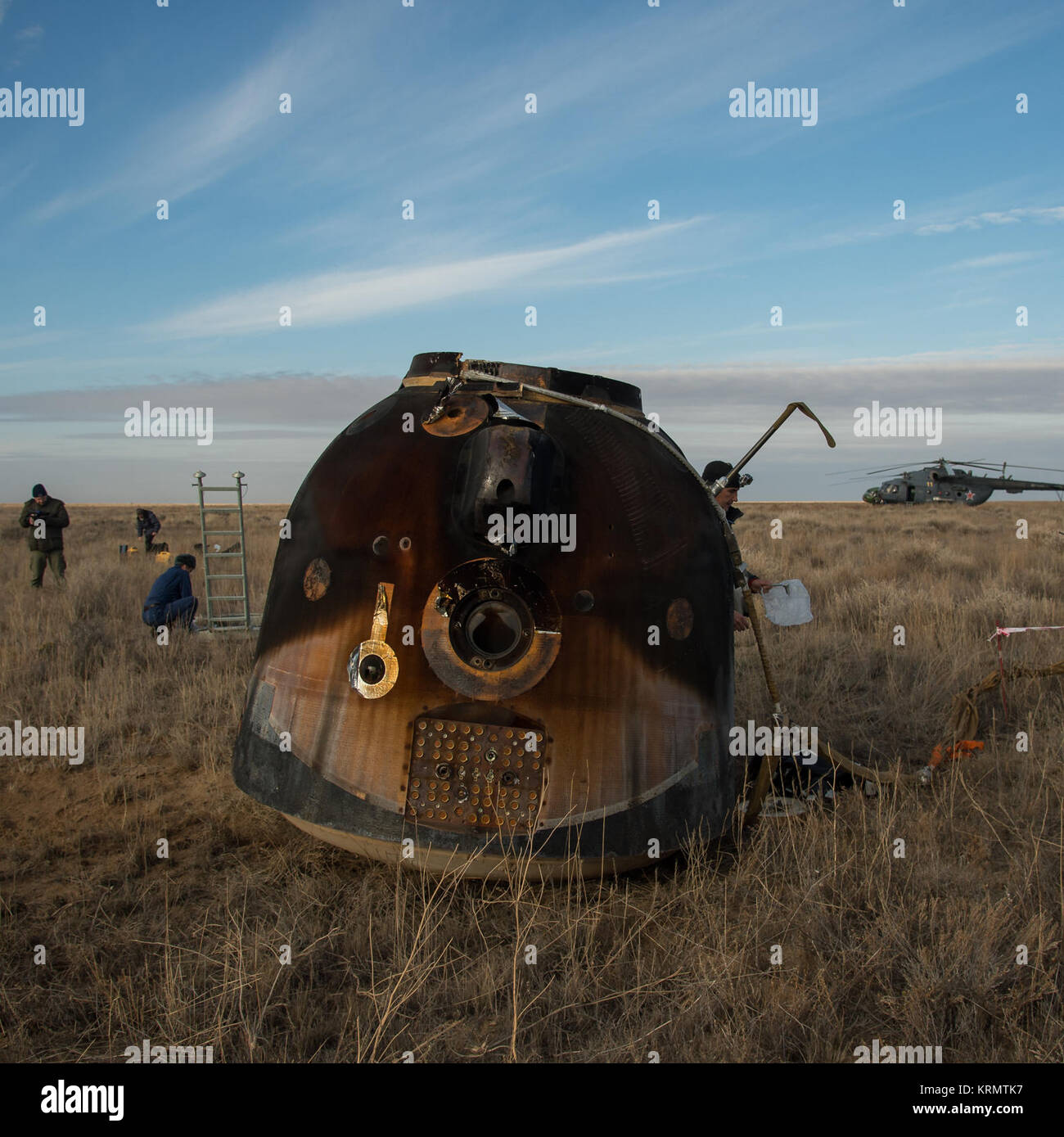 Russische Such- und Rettungsmannschaften Eintreffen an der Sojus MS-01 Raumschiff kurz nach landete es mit Expedition 49 Crew Mitglieder der NASA-Astronaut Kate Rubins, Russischer Kosmonaut Anatoly Ivanishin von Roskosmos, und der Astronaut Takuya Onishi der Japan Aerospace Exploration Agency (JAXA) in der Nähe der Stadt Zhezkazgan, Kasachstan am Sonntag, Oktober 30, 2016 (Kasachisch Zeit). Rubins, Ivanishin und Onishi Rückkehr nach 115 Tagen im Weltraum, wo sie dienten als Mitglieder der Expedition 48 und 49 Crews der Internationalen Raumstation an Bord. Photo Credit: (NASA/Bill Ingalls) Expedition 49 Sojus MS-01 Landung Stockfoto