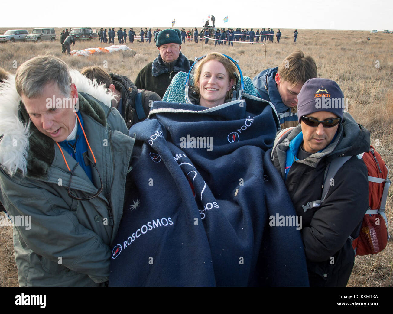 Expedition 49 NASA-Astronaut Kate Rubins ist in einem medizinischen Hütte kurz nach ihr russischer Kosmonaut Anatoly Ivanishin von Roskosmos, und der Astronaut Takuya Onishi der Japan Aerospace Exploration Agency (JAXA) in einem abgelegenen Gebiet in der Nähe der Stadt Zhezkazgan, Kasachstan am Sonntag, Oktober 30, 2016 (Kasachisch) gelandet. Rubins, Ivanishin und Onishi Rückkehr nach 115 Tagen im Weltraum, wo sie dienten als Mitglieder der Expedition 48 und 49 Crews der Internationalen Raumstation an Bord. Photo Credit: (NASA/Bill Ingalls) Expedition 49 Sojus MS-01 Landung (NHQ 201610300007) Stockfoto