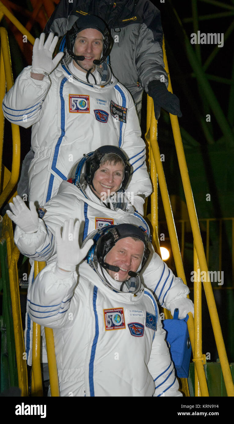Expedition 50 Crewmitglieder der ESA-Astronaut Thomas Pesquet, top, NASA-Astronautin Peggy Whitson, und der russische Kosmonaut Oleg Novitskiy von roskosmos Wave Abschied vor der Sojus MS-03 Raumschiff Boarding für den Start Donnerstag, November 17, 2016, (Kasachisch Zeit) in Baikonur, Kasachstan. Das Trio wird vom Kosmodrom Baikonur in Kasachstan am Morgen des 18. November (Kasachisch gestartet.) Alle drei rund sechs Monate auf dem orbital Komplex verbringen. Photo Credit: (NASA/Bill Ingalls) Expedition 50 Crew Board Sojus (NHQ 201611170001) Stockfoto