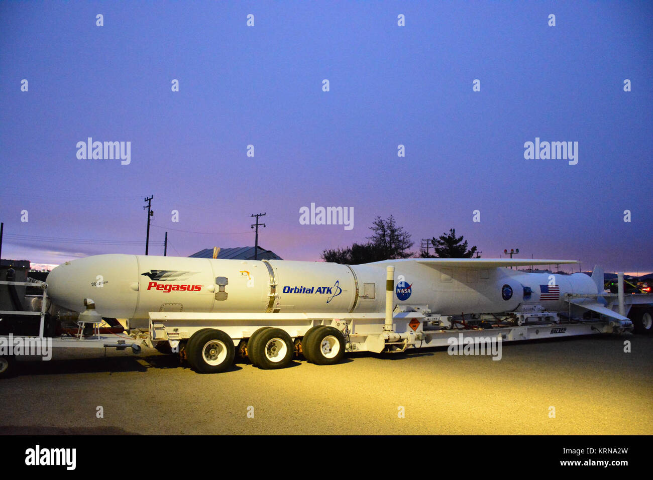 Auf der Vandenberg Air Force Base in Kalifornien, eine orbitale ATK Pegasus XL Rakete wird aus dem Hangar am Gebäude 1555 bis L-1011 Träger Flugzeuge in der Nähe von Vandenberg Landebahn verpaart werden transportiert. An Bord der Pegasus sind acht NASA Cyclone Global Navigation Satellite System, oder CYGNSS, Raumfahrzeuge. Vorbereitungen konkurrierte am Vandenberg, der L-1011/Pegasus XL Kombination wird zum Kennedy Space Center der NASA in Florida geflogen werden. Am Dez. 12, 2016, den Träger Flugzeuge wird voraussichtlich aus dem Kompaktlader Streifen der Cape Canaveral Air Force Station und CYGNSS zu nehmen, wird auf die Pegasus XL Rakete mit t starten Stockfoto