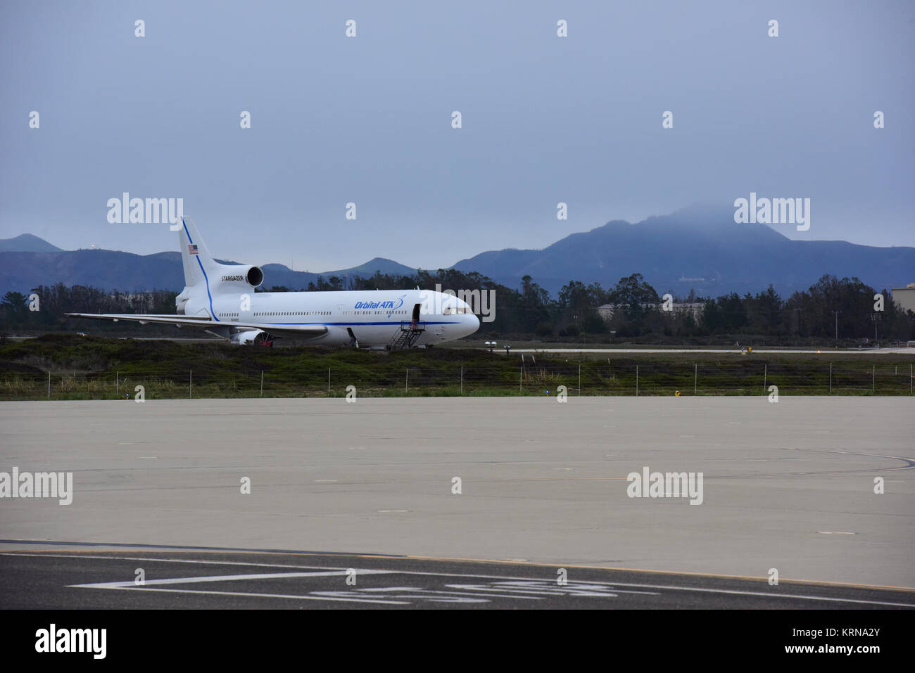 Auf der Vandenberg Air Force Base in Kalifornien, die Orbital ATK L-1011 Stargazer erwartet ein Pegasus XL Rakete zum Flugzeug gesteckt zu werden. An Bord der Pegasus XL sind acht NASA Cyclone Global Navigation Satellite System, oder CYGNSS, Raumfahrzeuge. Vorbereitungen konkurrierte am Vandenberg, der/Pegasus XL Kombination wird zum Kennedy Space Center der NASA in Florida geflogen werden. Am Dez. 12, 2016, den Träger Flugzeuge wird voraussichtlich aus dem Kompaktlader Streifen der Cape Canaveral Air Force Station und CYGNSS zu nehmen, wird auf die Pegasus XL Rakete mit der L-1011 Fliegen Ufer starten. CYGNSS Satelliten machen Freq Stockfoto