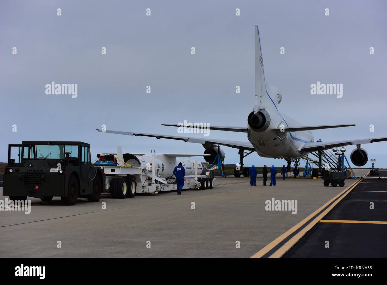 Auf der Vandenberg Air Force Base in Kalifornien, eine orbitale ATK Pegasus XL Rakete befördert das Unternehmen L-1011 Träger Flugzeuge in der Nähe von Vandenberg Landebahn gesteckt zu werden. An Bord der Pegasus sind acht NASA Cyclone Global Navigation Satellite System, oder CYGNSS, Raumfahrzeuge. Vorbereitungen konkurrierte am Vandenberg, der L-1011/Pegasus XL Kombination wird zum Kennedy Space Center der NASA in Florida geflogen werden. Am Dez. 12, 2016, den Träger Flugzeuge wird voraussichtlich aus dem Kompaktlader Streifen der Cape Canaveral Air Force Station und CYGNSS zu nehmen, wird auf die Pegasus XL Rakete mit der L-1011 Fliegen von Stockfoto