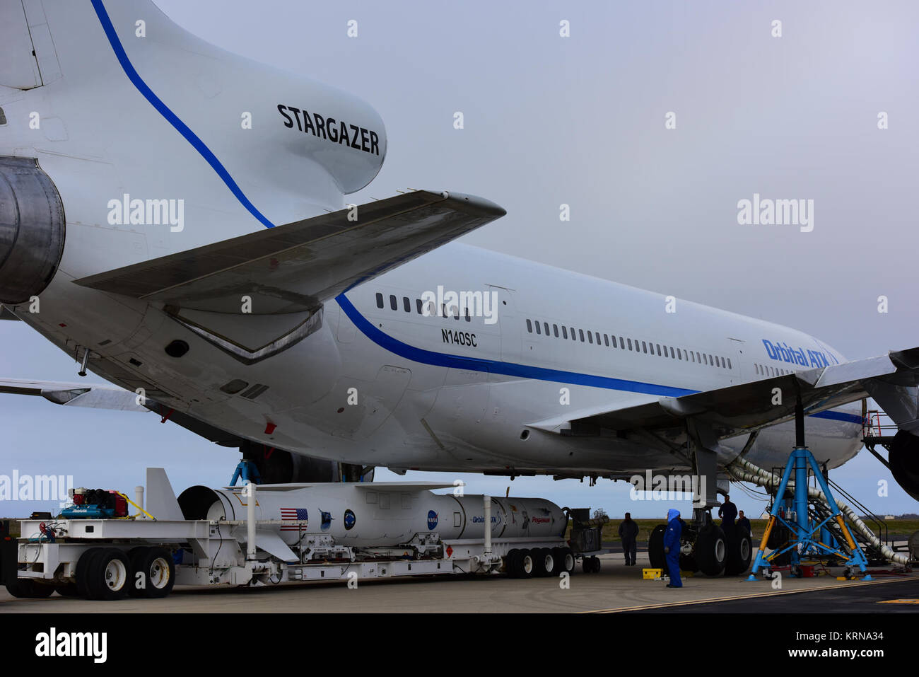 Auf der Vandenberg Air Force Base in Kalifornien, eine orbitale ATK Pegasus XL Rakete ist der Unternehmen L-1011 Träger Flugzeuge in der Nähe von Vandenberg Landebahn gesteckt. An Bord der Pegasus sind acht NASA Cyclone Global Navigation Satellite System, oder CYGNSS, Raumfahrzeuge. Vorbereitungen konkurrierte am Vandenberg, der L-1011/Pegasus XL Kombination wird zum Kennedy Space Center der NASA in Florida geflogen werden. Am Dez. 12, 2016, den Träger Flugzeuge wird voraussichtlich aus dem Kompaktlader Streifen der Cape Canaveral Air Force Station und CYGNSS zu nehmen, wird auf die Pegasus XL Rakete mit der L-1011 Fliegen Ufer starten. CYGNSS SA Stockfoto