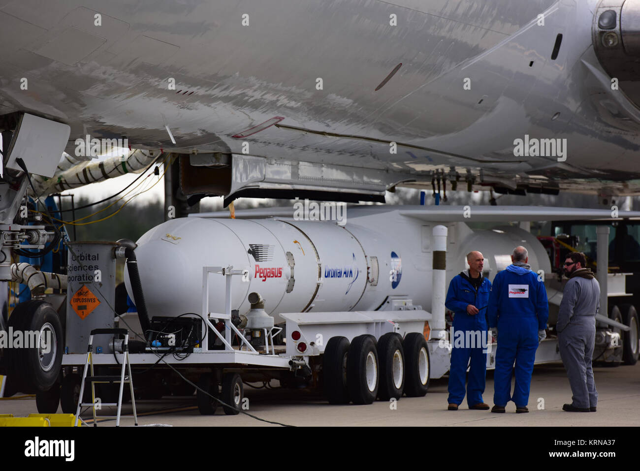 Auf der Vandenberg Air Force Base in Kalifornien, eine orbitale ATK Pegasus XL Rakete ist der Unternehmen L-1011 Träger Flugzeuge in der Nähe von Vandenberg Landebahn gesteckt. An Bord der Pegasus sind acht NASA Cyclone Global Navigation Satellite System, oder CYGNSS, Raumfahrzeuge. Vorbereitungen konkurrierte am Vandenberg, der L-1011/Pegasus XL Kombination wird zum Kennedy Space Center der NASA in Florida geflogen werden. Am Dez. 12, 2016, den Träger Flugzeuge wird voraussichtlich aus dem Kompaktlader Streifen der Cape Canaveral Air Force Station und CYGNSS zu nehmen, wird auf die Pegasus XL Rakete mit der L-1011 Fliegen Ufer starten. CYGNSS SA Stockfoto