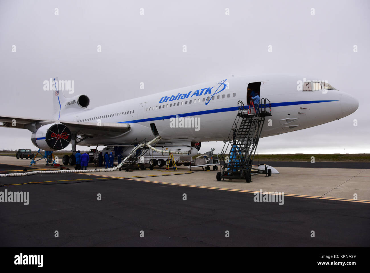Auf der Vandenberg Air Force Base in Kalifornien, eine orbitale ATK Pegasus XL Rakete ist der Unternehmen L-1011 Träger Flugzeuge in der Nähe von Vandenberg Landebahn gesteckt. An Bord der Pegasus sind acht NASA Cyclone Global Navigation Satellite System, oder CYGNSS, Raumfahrzeuge. Vorbereitungen konkurrierte am Vandenberg, der L-1011/Pegasus XL Kombination wird zum Kennedy Space Center der NASA in Florida geflogen werden. Am Dez. 12, 2016, den Träger Flugzeuge wird voraussichtlich aus dem Kompaktlader Streifen der Cape Canaveral Air Force Station und CYGNSS zu nehmen, wird auf die Pegasus XL Rakete mit der L-1011 Fliegen Ufer starten. CYGNSS SA Stockfoto