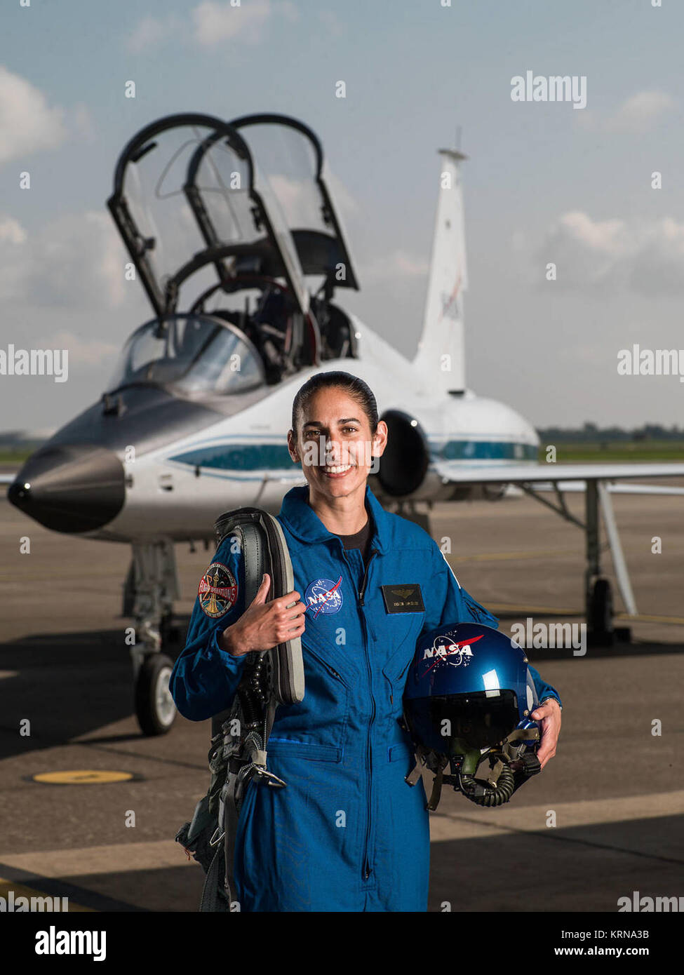 2017 der NASA-Astronaut Kandidat - Jasmin Moghbeli. Foto Datum: Juni 6, 2017. Ort: Ellington Field - Hangar 276, Asphalt. Fotograf: Robert Markowitz Jasmin Moghbeli portrait Stockfoto