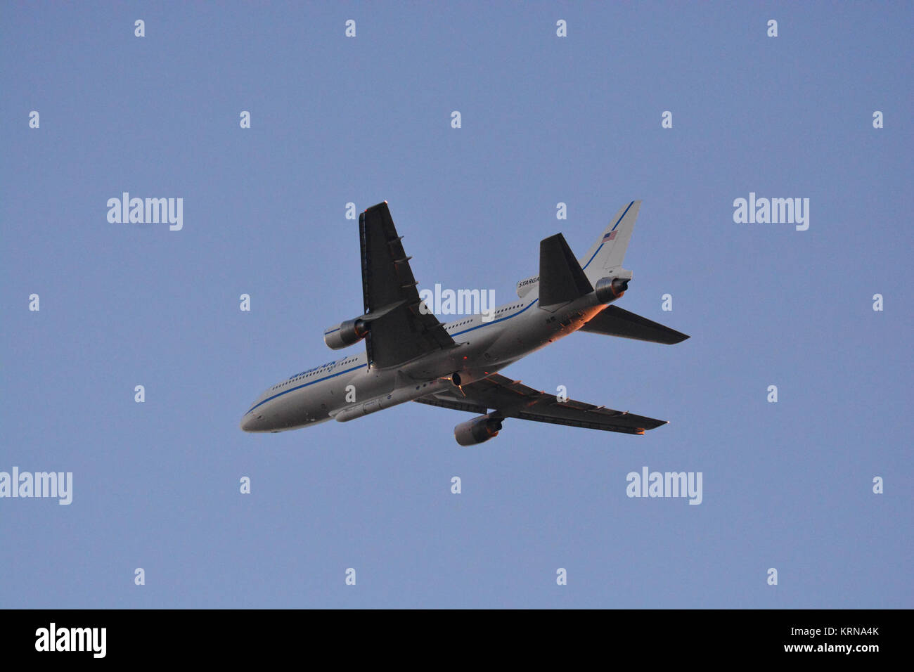 Auf der Vandenberg Air Force Base in Kalifornien, eine orbitale ATK Pegasus XL Rakete befördert das Unternehmen L-1011 Träger Flugzeuge in der Nähe von Vandenberg Landebahn gesteckt zu werden. An Bord der Pegasus sind acht NASA Cyclone Global Navigation Satellite System, oder CYGNSS, Raumfahrzeuge. Vorbereitungen konkurrierte am Vandenberg, der L-1011/Pegasus XL Kombination wird zum Kennedy Space Center der NASA in Florida geflogen werden. Am Dez. 12, 2016, den Träger Flugzeuge wird voraussichtlich aus dem Kompaktlader Streifen der Cape Canaveral Air Force Station und CYGNSS zu nehmen, wird auf die Pegasus XL Rakete mit der L-1011 Fliegen von Stockfoto