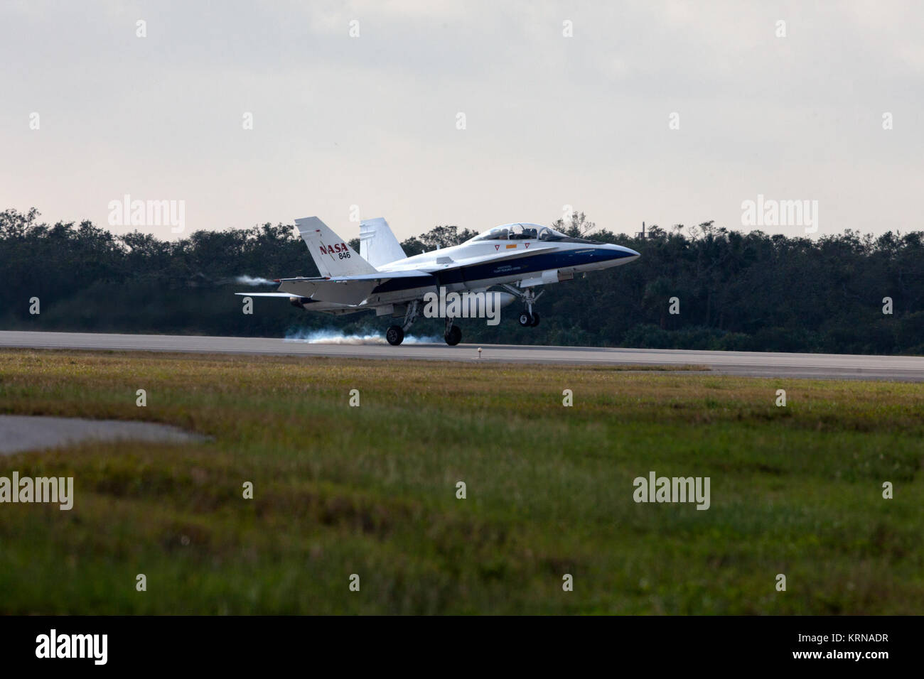 Ein Pfadfinder Flugzeug berührt am Kompaktlader Streifen der Cape Canaveral Air Force Station in Florida. Das Flugzeug zur Verfügung gestellt Foto- und Videobilder der orbitalen ATK L-1011 Stargazer Flugzeug mit einem Pegasus XL Rakete mit acht NASA Cyclone Global Navigation Satellite System, oder CYGNSS, Raumfahrzeuge. Mit dem Flugzeug Fliegen Ufer, die Pegasus Rakete war bei 8 Veröffentlicht: 37:00 Uhr EST. Fünf Sekunden später, festtreibstoff Motor entzündet und förderte die acht Hurrikan Observatorien zu Orbit. Die acht CYGNSS Satelliten werden häufige und genaue Messungen der Meeresoberfläche w Machen Stockfoto