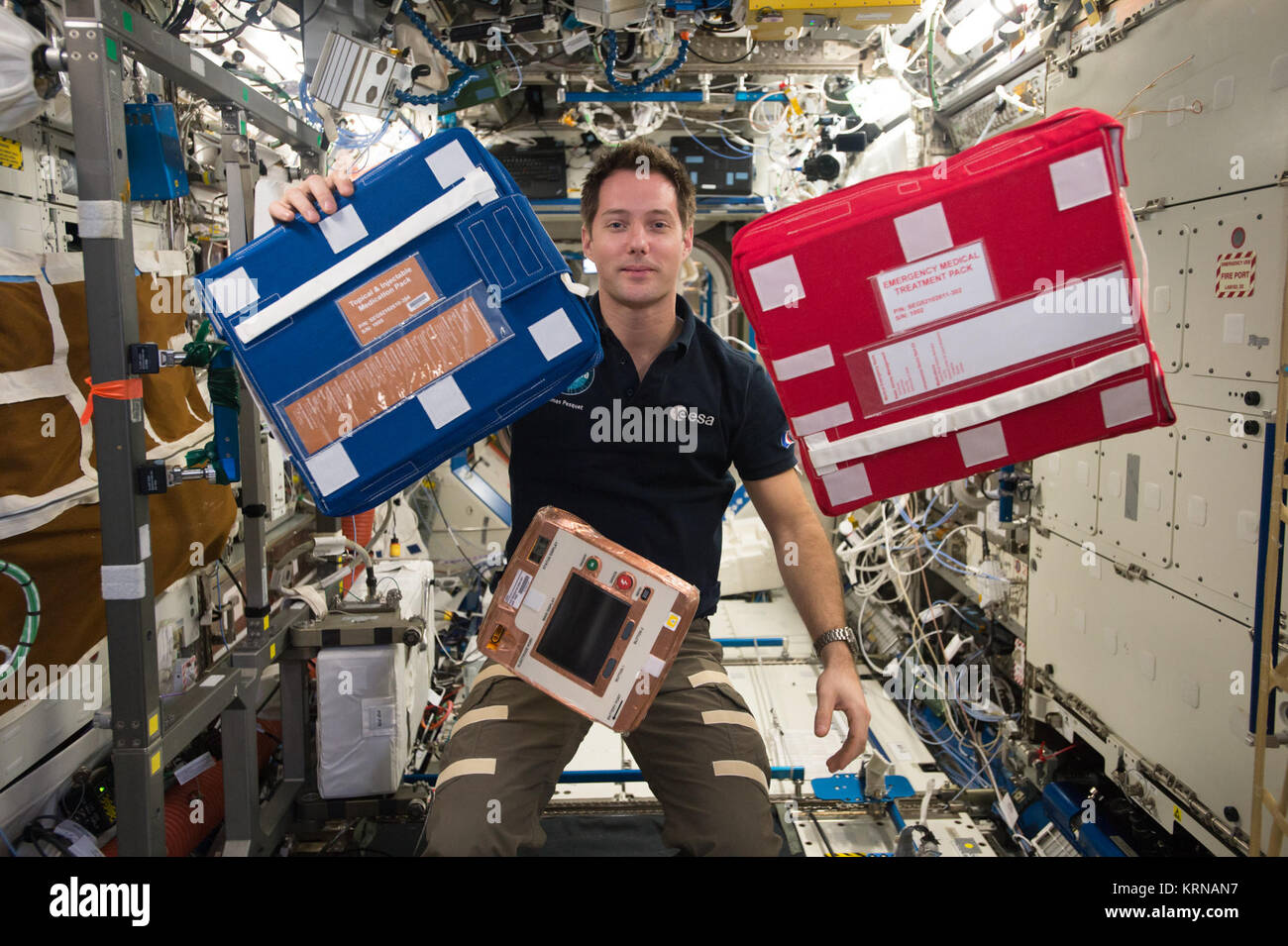 ISS-50 Thomas Pesquet mit medizinische Packungen im Schicksal lab Stockfoto