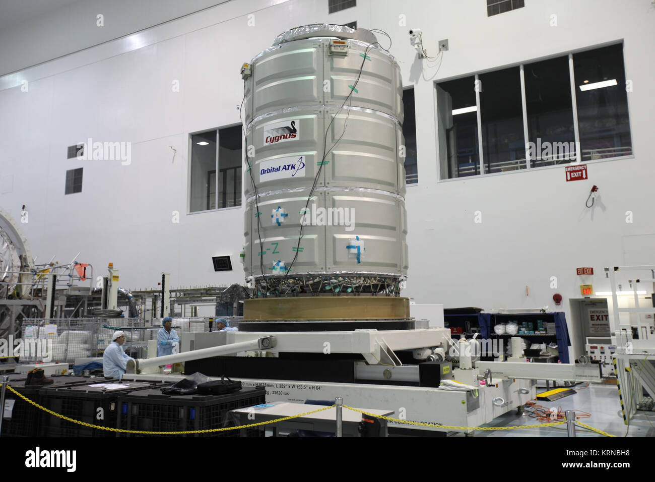 In der Space Station Processing Facility des NASA Kennedy Space Center in Florida, die Vorbereitungen sind im Gange, um die Luke des unter Druck stehenden cargo Modul der Cygnus Raumfahrzeug zu schließen (PCM) für die ORBITALE ATK CRS-7 Mission zur Internationalen Raumstation. Am 19. März 2017, werden die "Commercial resupply Services Mission zu starten, wird auf einem United Launch Alliance Atlas-V-Rakete von Space Launch Complex 41 auf Cape Canaveral Air Force Station abheben. Cygnus CRS OA-7 in Kennedy SSPF (KSC -20170212-PH SWW01 0125) Stockfoto