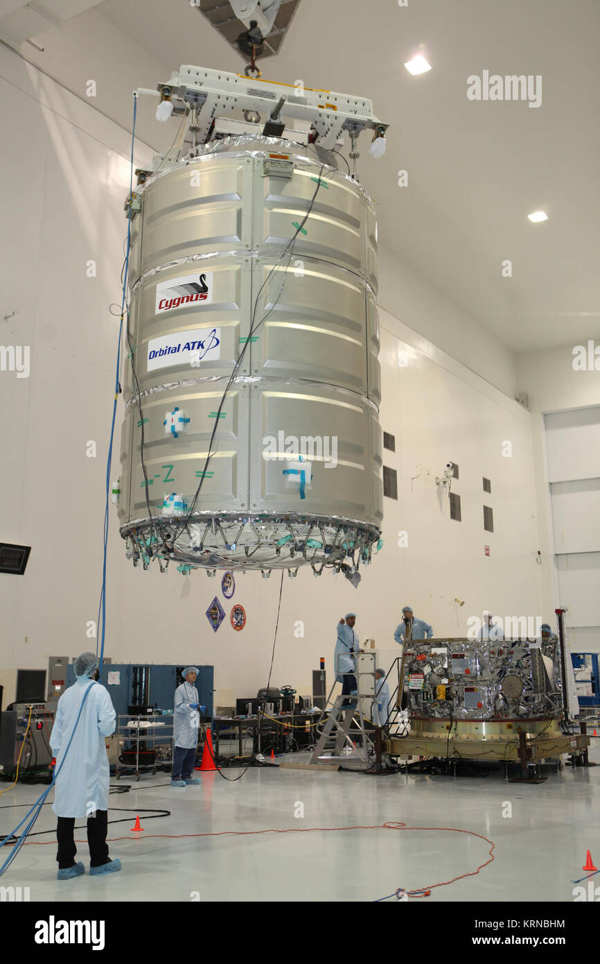 In der Space Station Processing Facility des NASA Kennedy Space Center in Florida, Techniker und Ingenieure mit einem Kran unter Druck cargo-Modul ist ein Cygnus Raumfahrzeug zur Paarung zu seinem Service Modul zu bewegen. Cygnus vorbereitet, die Tausende von Pfund von Zubehör, Ausrüstung und wissenschaftlichen Forschung Materialien auf der orbitalen ATK CRS-7 Mission zur Internationalen Raumstation zu liefern. Am 19. März 2017, werden die "Commercial resupply Services Mission zu starten, wird auf einem United Launch Alliance Atlas-V-Rakete von Space Launch Complex 41 auf Cape Canaveral Air Force Station abheben. Cy Stockfoto