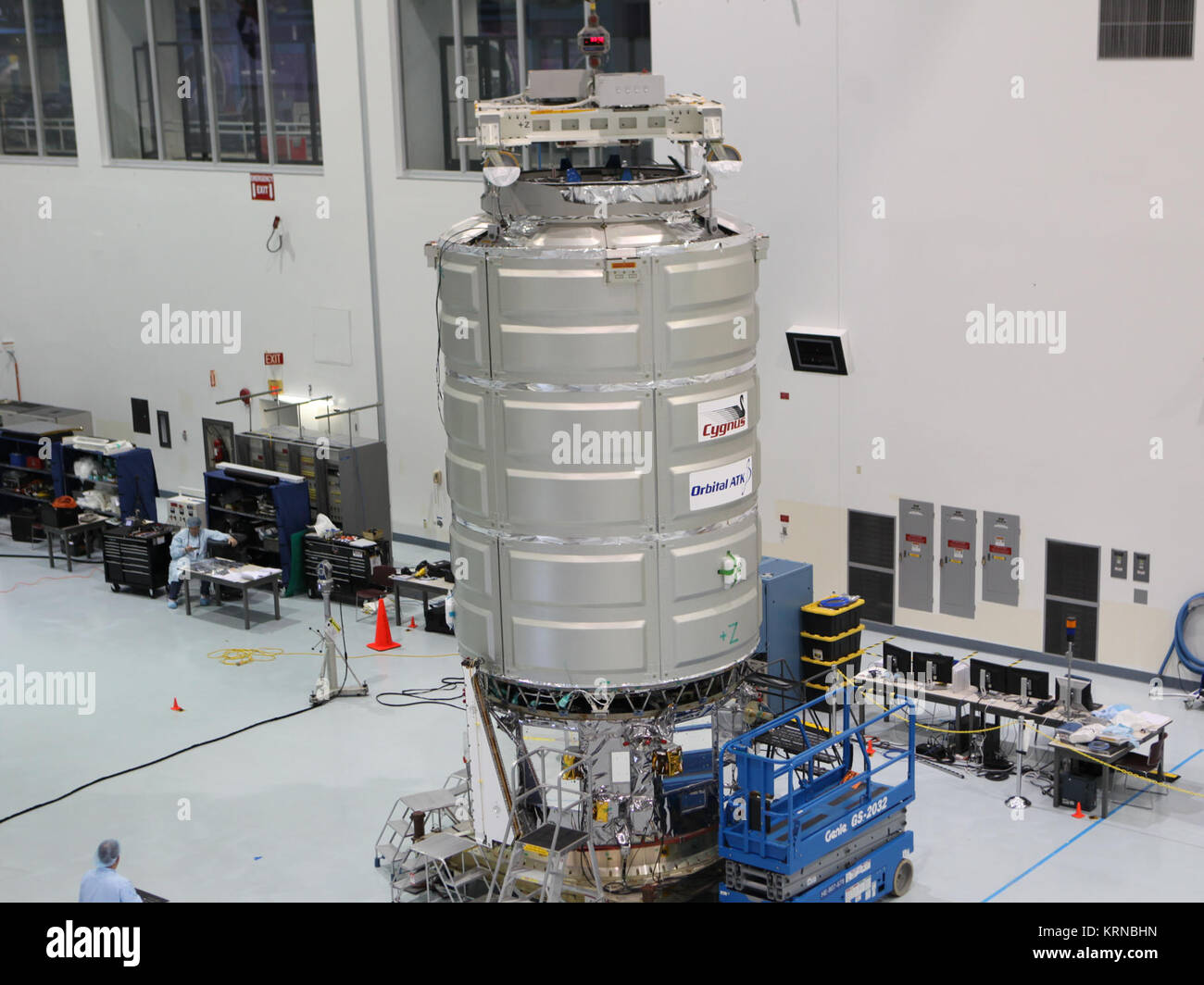 In der Space Station Processing Facility des NASA Kennedy Space Center in Florida, Techniker und Ingenieure eine Cygnus Raumsonde nach der unter Druck stehenden cargo Modul Test war zu seinem Service Modul gesteckt. Cygnus vorbereitet, die Tausende von Pfund von Zubehör, Ausrüstung und wissenschaftlichen Forschung Materialien auf der orbitalen ATK CRS-7 Mission zur Internationalen Raumstation zu liefern. Am 19. März 2017, werden die "Commercial resupply Services Mission zu starten, wird auf einem United Launch Alliance Atlas-V-Rakete von Space Launch Complex 41 auf Cape Canaveral Air Force Station abheben. Cygnus CRS Stockfoto
