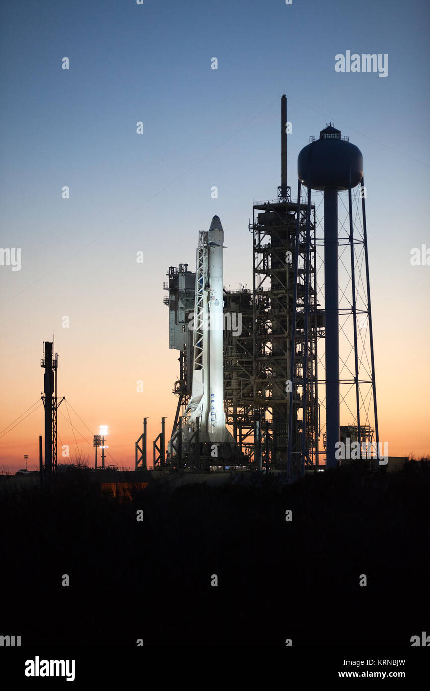 Eine Falcon 9 Rakete steht bereit für Liftoff auf Launch Complex 39 das Kennedy Space Center A. Der historische Ort ist jetzt von SpaceX unter einer Immobilie unterzeichnet Abkommen mit der NASA betrieben. Die Rakete wird ein Drache resupply Raumfahrzeug zur Internationalen Raumstation zu steigern. Liftoff ist für 10:01 Uhr EST am 13.02.18. Auf seiner 10. Commercial resupply Services Mission zur Raumstation, Dragon wird 5.000 Pfund von Zubehör, wie z. B. die Stratosphärische Aerosole und Gas Experiment (SAGE) III Instrument weitere Studie Ozon in der Atmosphäre. Einmal auf der Raumstation, SA montiert Stockfoto