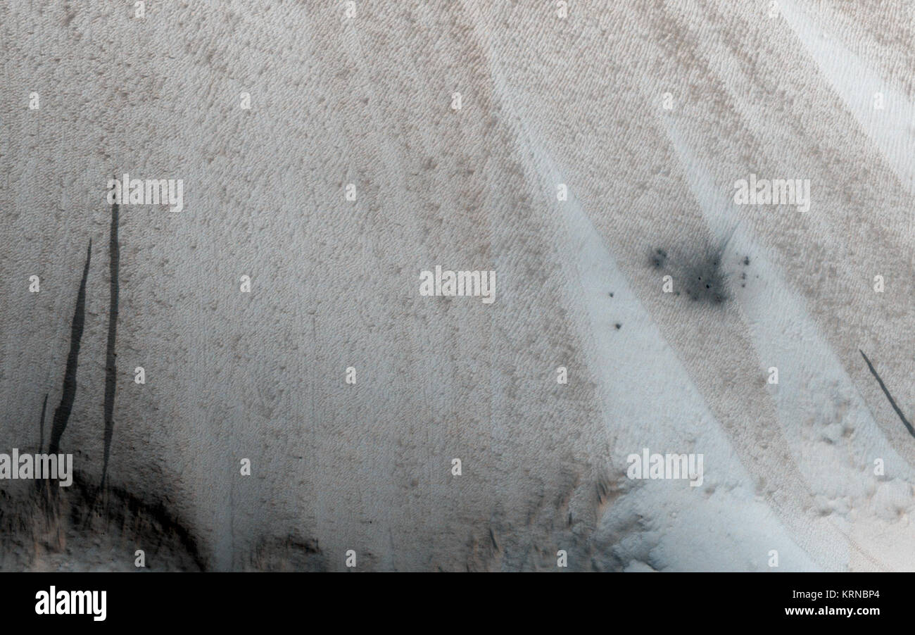 PIA21459 - Eine neue Krater auf einer staubigen Piste Stockfoto
