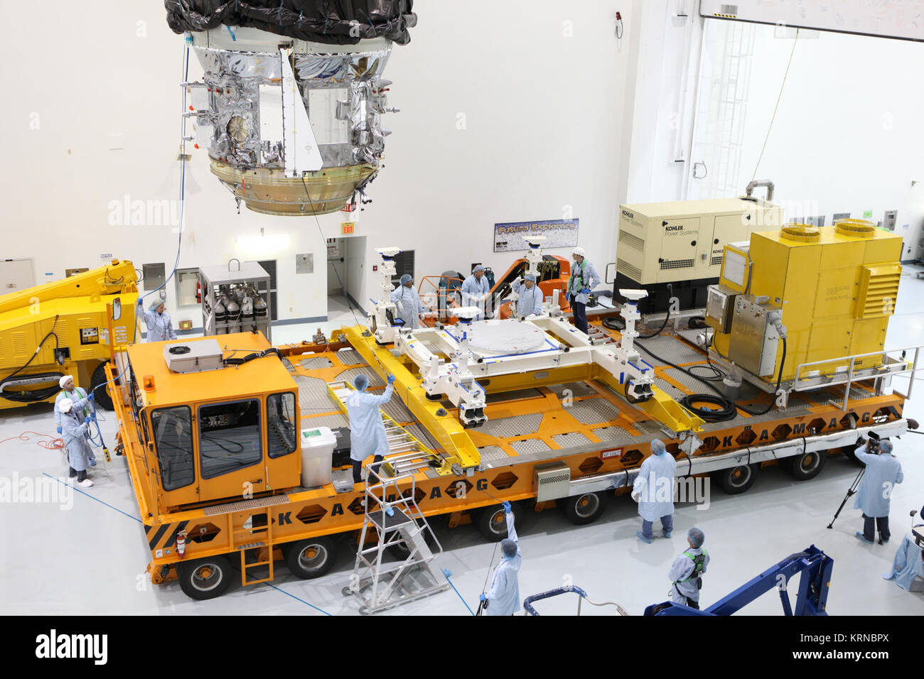 In der Space Station Processing Facility Hochregallager des NASA Kennedy Space Center in Florida, Techniker überwachen die Fortschritte als Kran bewegt die Orbital ATK CYGNUS unter Druck cargo Modul näher an der KAMAG Transporter. Das Modul wird auf der Transporter gesichert werden und die Nutzlast gefährliche Wartung Einrichtung verschoben. Die Orbital ATK CRS-7 Commercial resupply Services Mission zur Internationalen Raumstation soll auf einem United Launch Alliance Atlas-V-Rakete vom Weltraum aus komplexen 41 Start in Cape Canaveral Air Force Station am 19. März 2017 zu starten. CYGNUS wird Tausende liefern Stockfoto