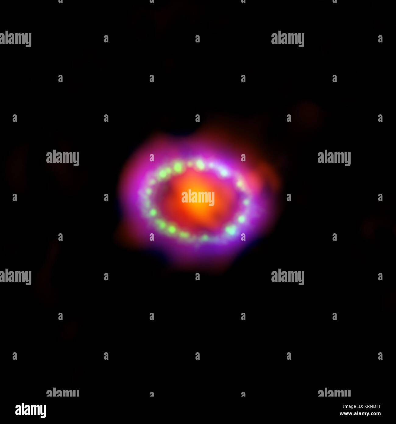 Astronomen kombinierten Beobachtungen aus drei verschiedenen observatoriesto produzieren diese multiwellenlängen Bild von den Überresten der Supernova SN 1987A. Die rote Farbe zeigt neu gebildeten Staub im Zentrum der Supernovaüberrest, bei Submillimeter Wellenlängen durch das Atacama Large Millimeter/submillimeter Array (ALMA) Teleskop in Chile. Das Grün steht für das Glühen des sichtbaren Lichts, die von der NASA/ESA Hubble Space Telescope eingefangen. Die blaue Farbe zeigt die heißesten Gas- und basiert auf Daten, die von der NASA Chandra X-Ray Observatory. Die grünen und blauen Farbtönen verraten, wo die expandierende Schockwelle aus Stockfoto