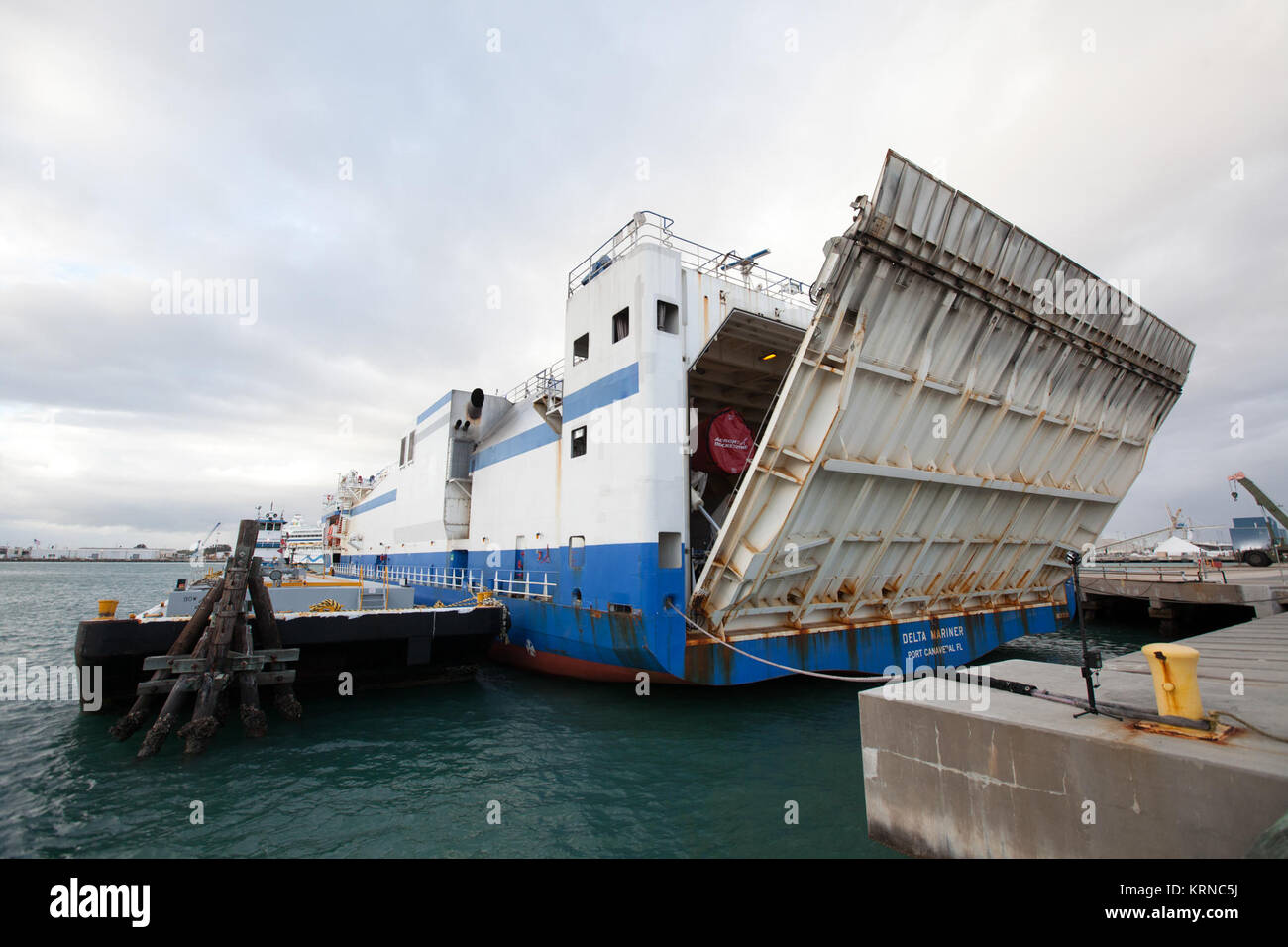 Das Mariner Barge kommt an einem Dock der Cape Canaveral Air Force Station in Florida, die die erste integrierte Stück Flug Hardware für die NASA Weltraum System (SLS) Rakete, die Interim kryogene Antriebsstufe (HKP). Die HKP wurde von der United Launch Alliance (ULA) Werk in Decatur, Alabama ausgeliefert. Die HKP wird entlastet und die ULA horizontale Integration Einrichtung, wo sie aus ihrem Flight Case entfernt werden transportiert werden. Die HKP ist der In-space Bühne, die an der Spitze der Rakete befindet, zwischen der Markteinführung Fahrzeug Phase Adapter und die Orion Raumschiff Adap Stockfoto