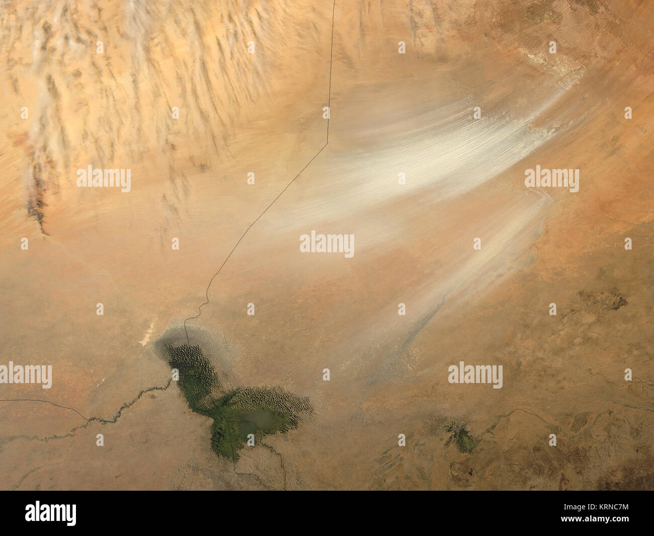 <p>Sobald als Teil des Bodens für einen viel grösseren See Tschad, der Bereich, der jetzt bekannt als die Bodele Depression, am südlichen Rand der Sahara im Norden Afrikas gelegen, wird langsam in eine Wüstenlandschaft verwandelt. In der Mitte der 1960er Jahre, See Tschad war über die Größe des Lake Erie. Aber anhaltende Trockenheit in Verbindung mit der gestiegenen Nachfrage für Süßwasser für die Bewässerung mit See Tschad auf etwa 5 Prozent seiner ehemaligen Größe reduziert. So sanken die Wasser, Schlick und Sedimenten ruht auf dem Lakebed blieben in der sengenden Sonne Afrikas zu trocknen. Die kleinen Körner des Stockfoto