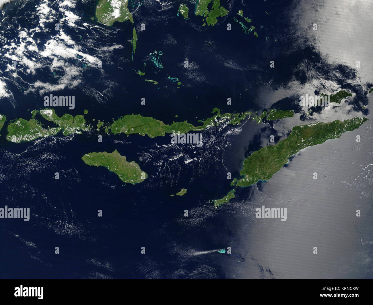Visualisierung Datum 19. März 2003 von Indonesien Kleine Sunda-Inseln glitzern wie grüne Edelsteine gegen die Sapphire - blaues Wasser des Indischen Ozeans und Flores, Banda, Sawu, und Timor See. Bilden diese Inseln der südlichen Grenze von Indonesien und Australien für 1200 Kilometer von der westlichen Insel Lombok Strecke auf der linken Seite auf der östlichen Spitze von Timor, die größte Insel im Bild. An einigen Orten, hell türkis-blaue Flecken auf dem Wasser Mark kleine Inseln von flachen Gewässern umgeben: Die Kepulauan Taka Bonerate Inseln" oben in der Mitte des Bildes, die Kepulauan Tukangbesi Insel Stockfoto